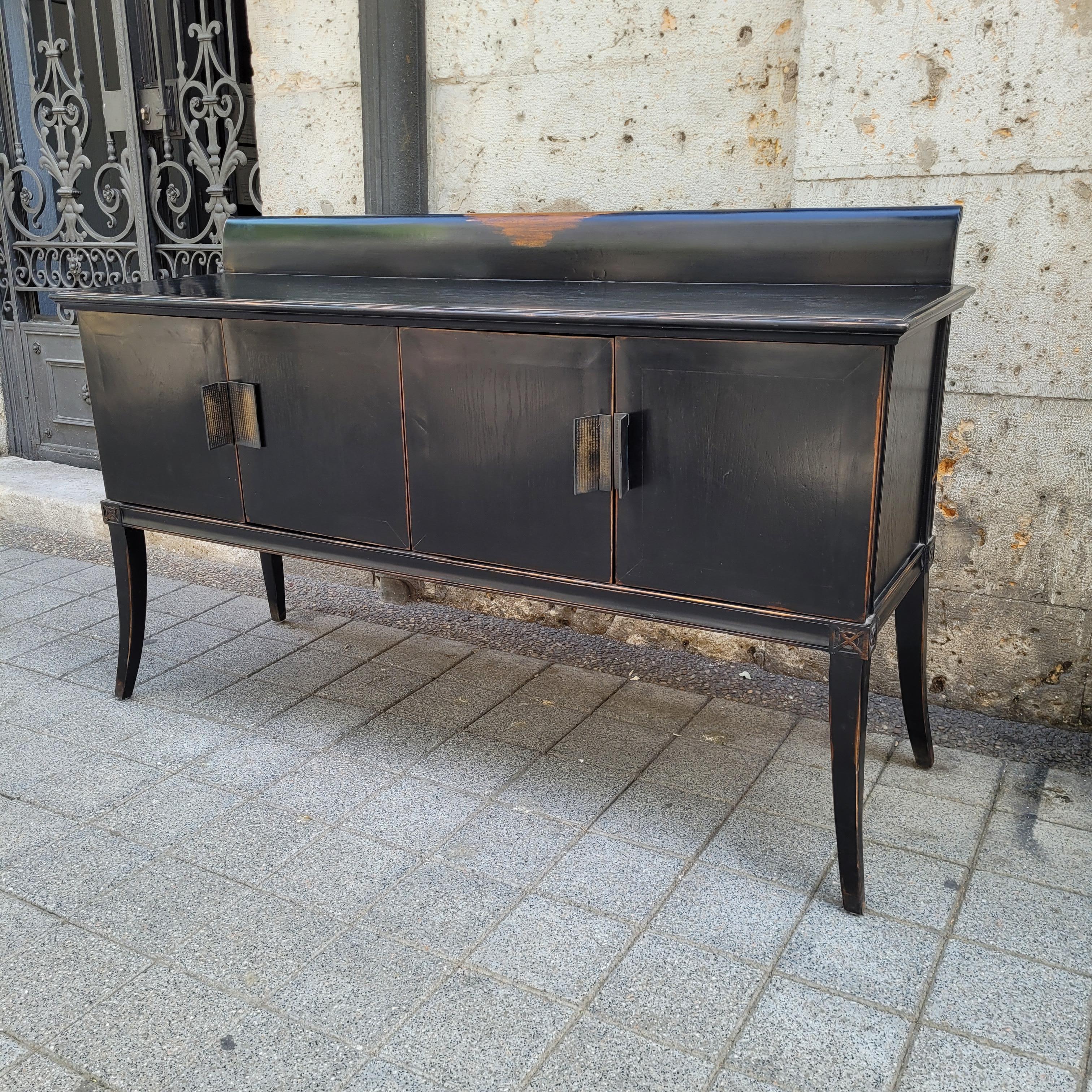 Cabinet noir laqué japonais, poignées en laiton et gravures sur bois à l'orient. en vente 3