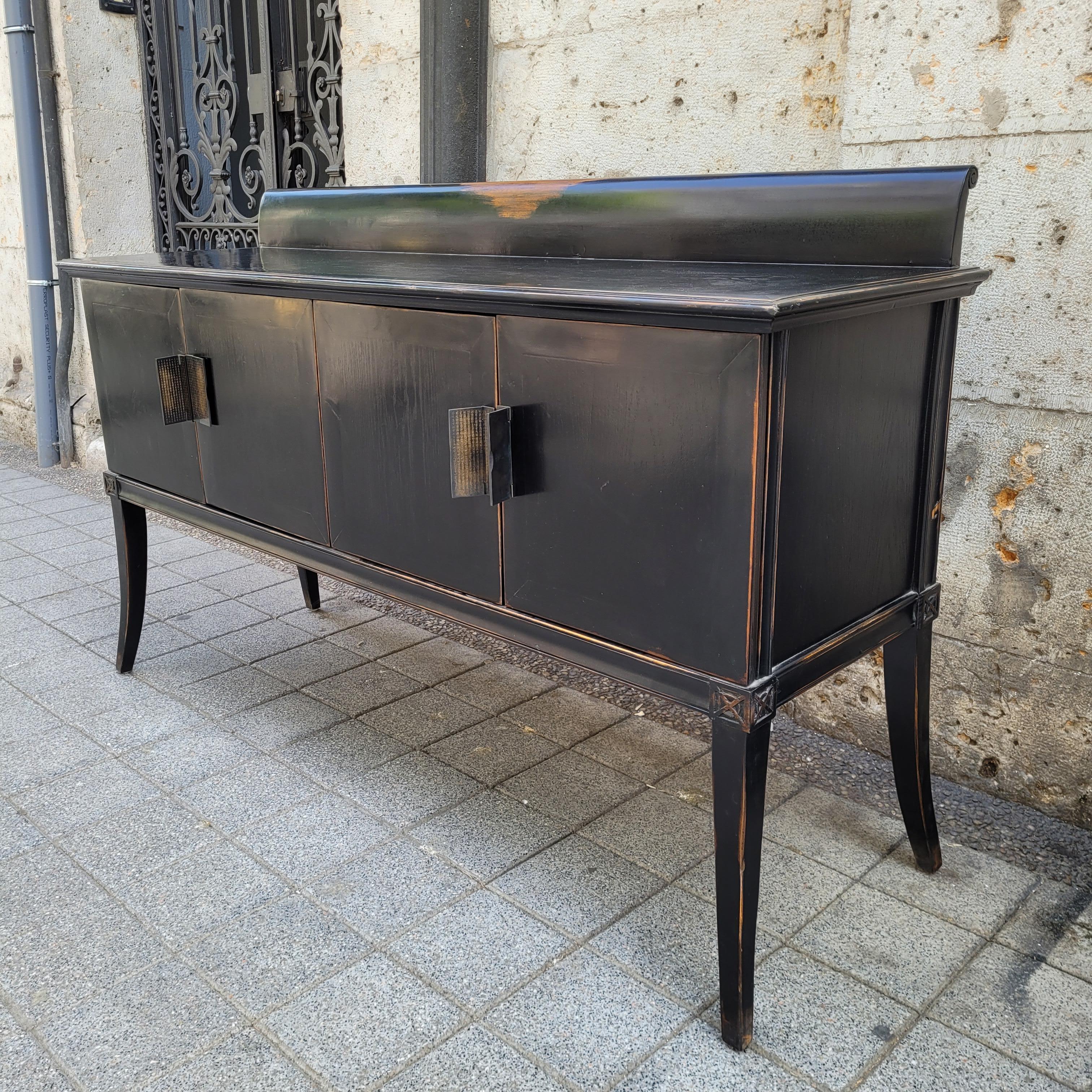 Cabinet noir laqué japonais, poignées en laiton et gravures sur bois à l'orient. en vente 4