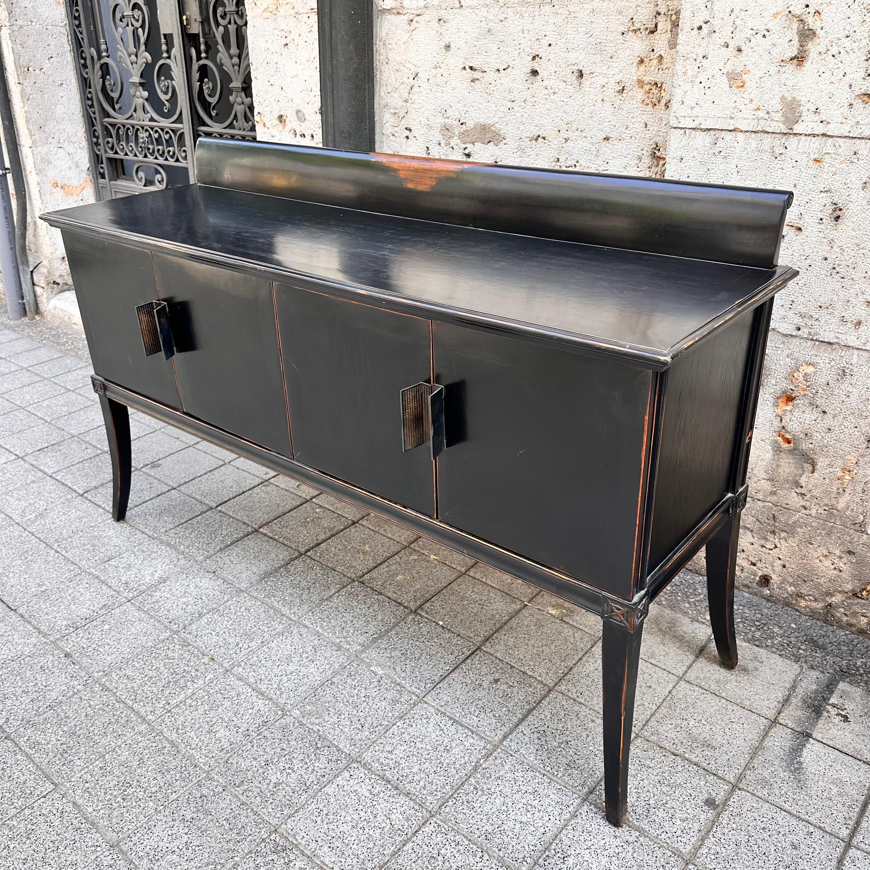 Cabinet noir laqué japonais, poignées en laiton et gravures sur bois à l'orient. en vente 5