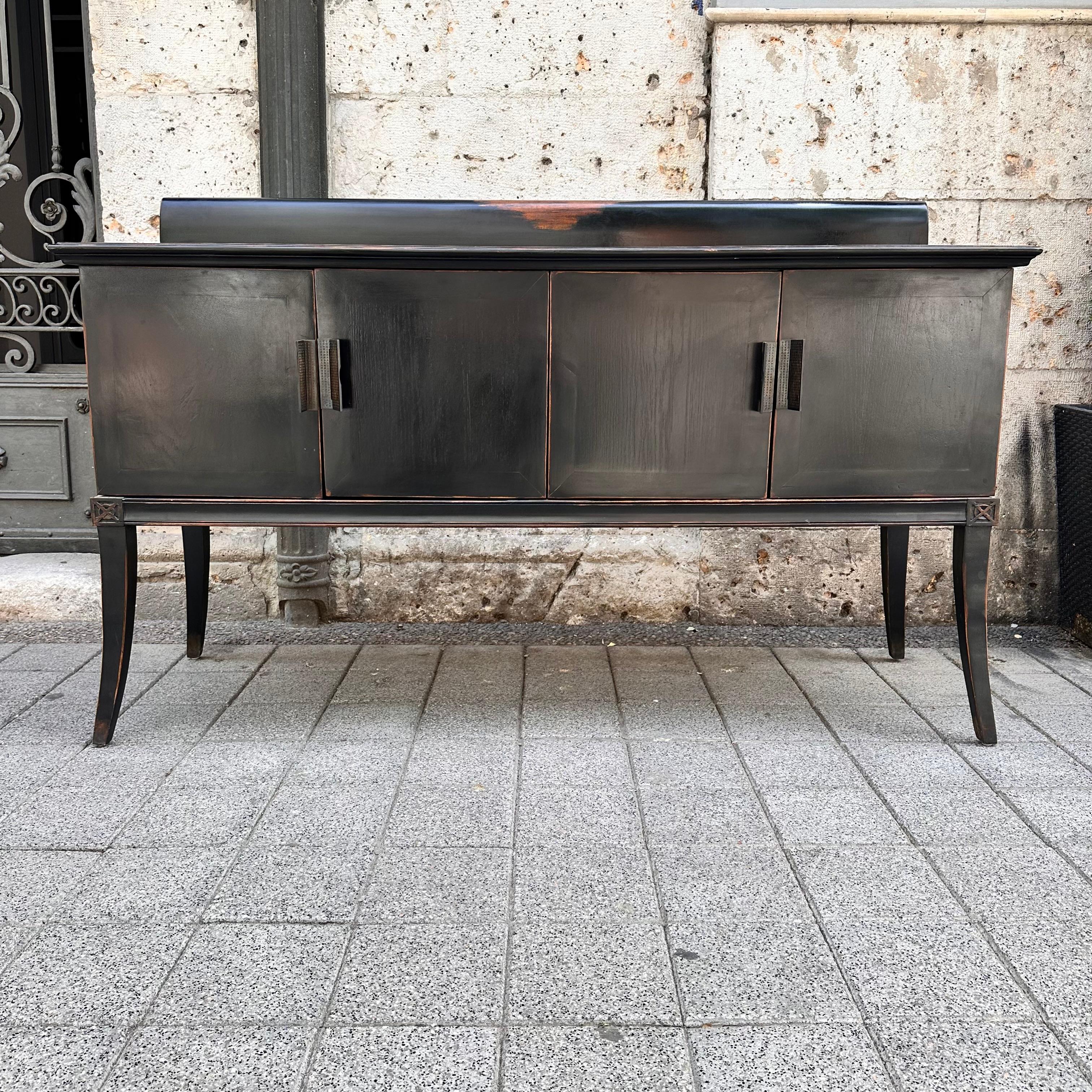 Cabinet noir laqué japonais, poignées en laiton et gravures sur bois à l'orient. en vente 6