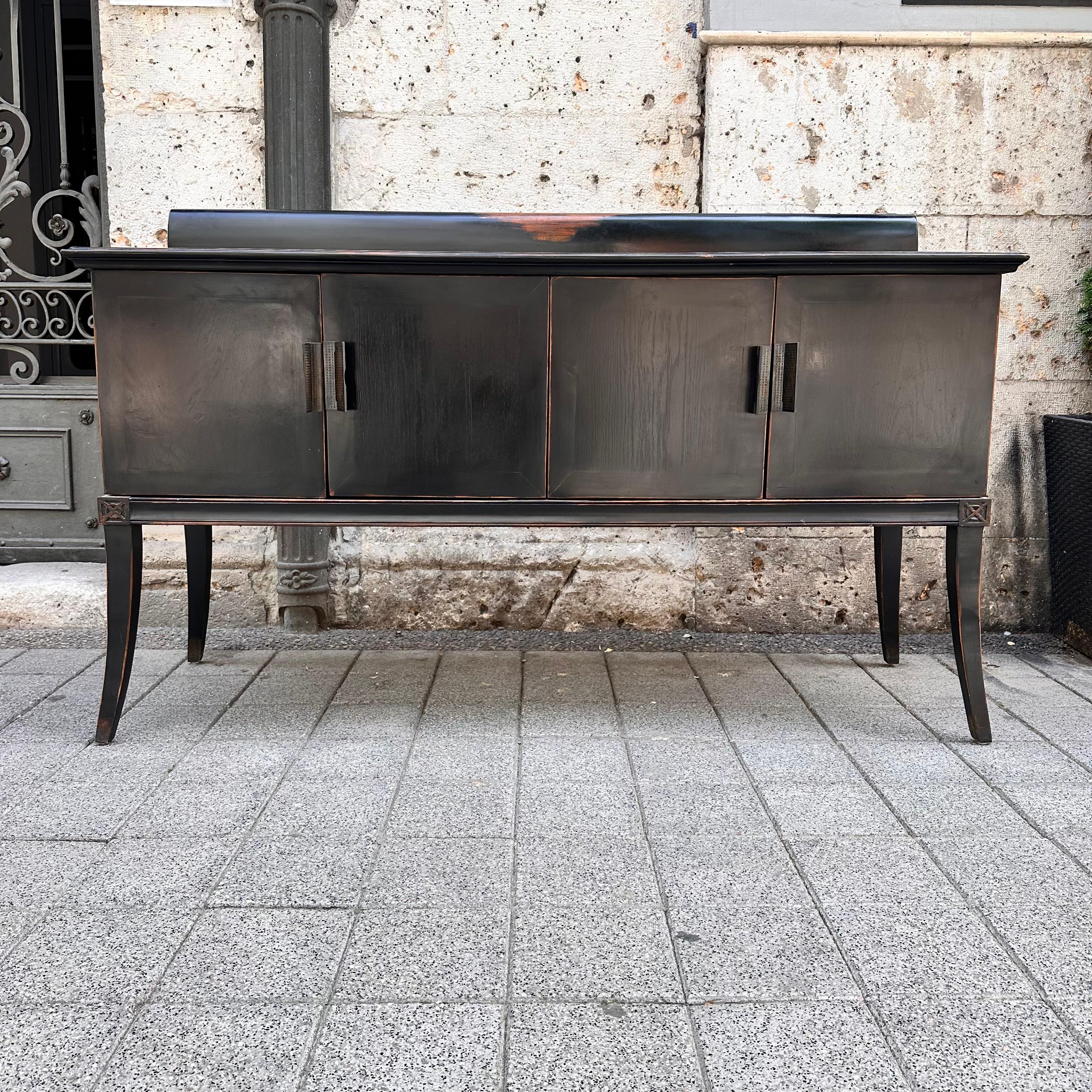 Cabinet noir laqué japonais, poignées en laiton et gravures sur bois à l'orient. en vente 7