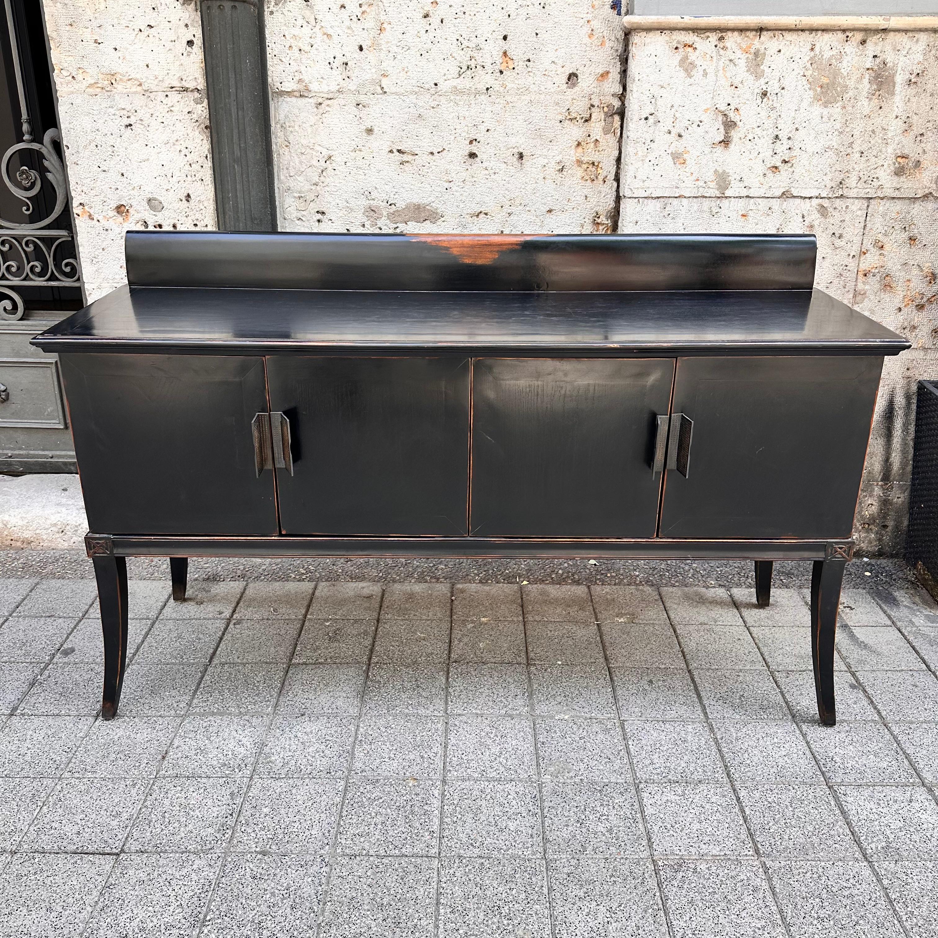 Cabinet noir laqué japonais, poignées en laiton et gravures sur bois à l'orient. en vente 8