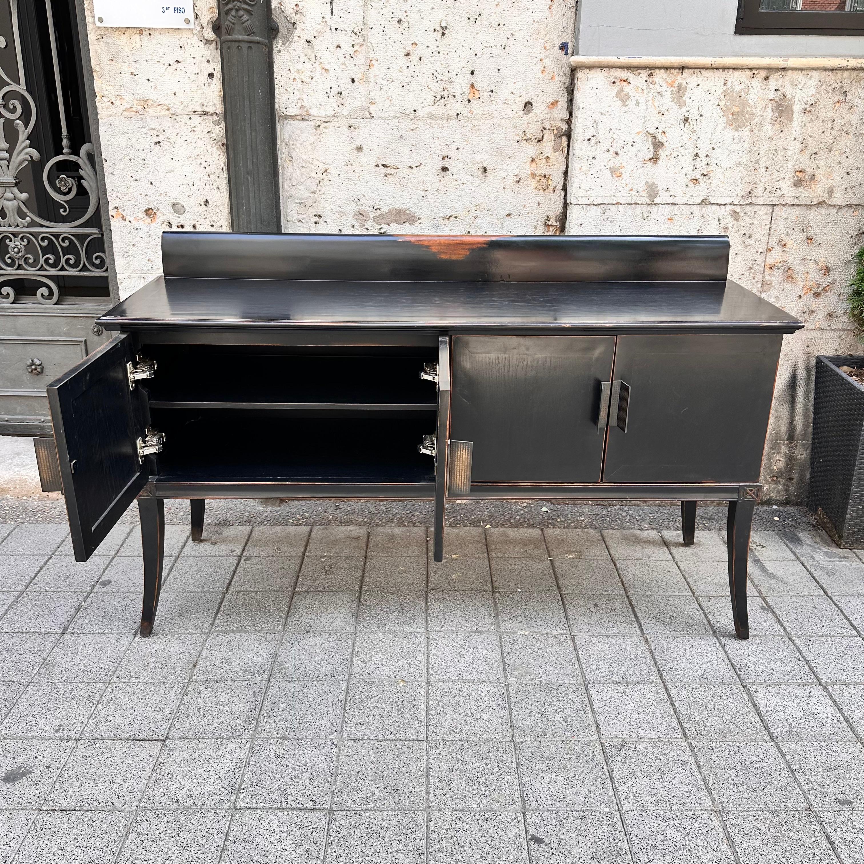 Cabinet noir laqué japonais, poignées en laiton et gravures sur bois à l'orient. en vente 9