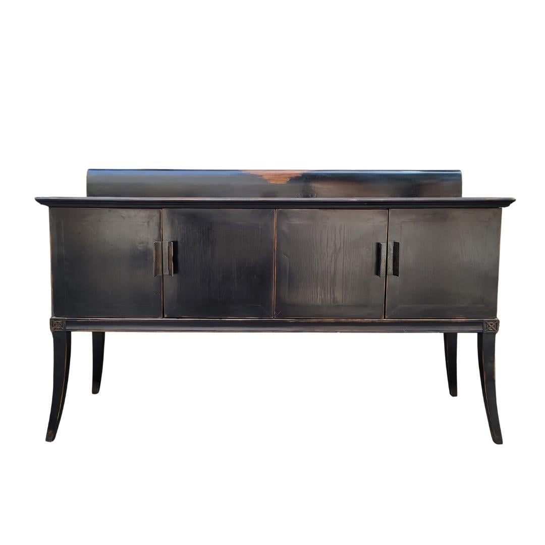 Extraordinaire buffet japonais laqué avec poignées en laiton antique et gravures sur bois avec calligraphie orientale
Exquise armoire en bois précieux laqué noir à effet antique, fabriquée à la main, commandée au cours du 20ème siècle, à peine