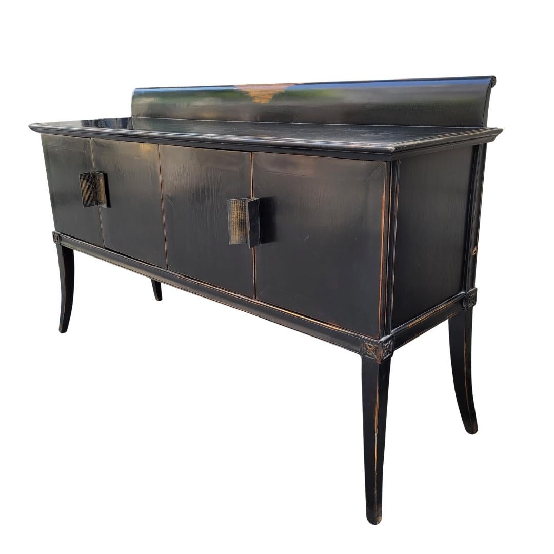 Japonisme Cabinet noir laqué japonais, poignées en laiton et gravures sur bois à l'orient. en vente