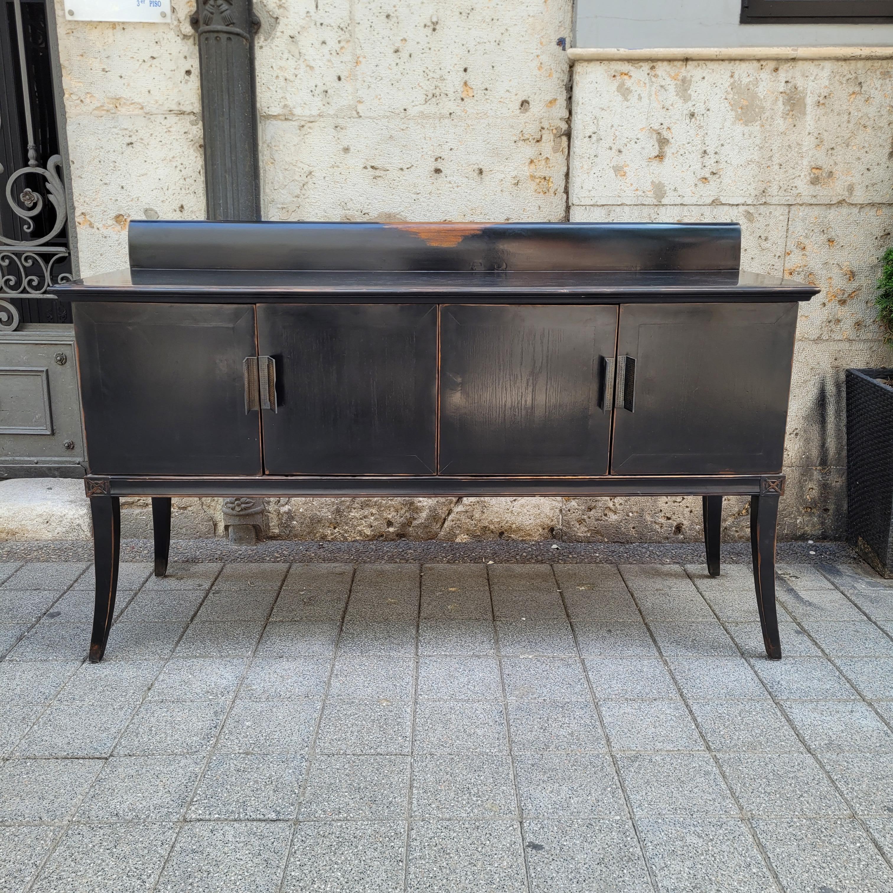 Fait main Cabinet noir laqué japonais, poignées en laiton et gravures sur bois à l'orient. en vente