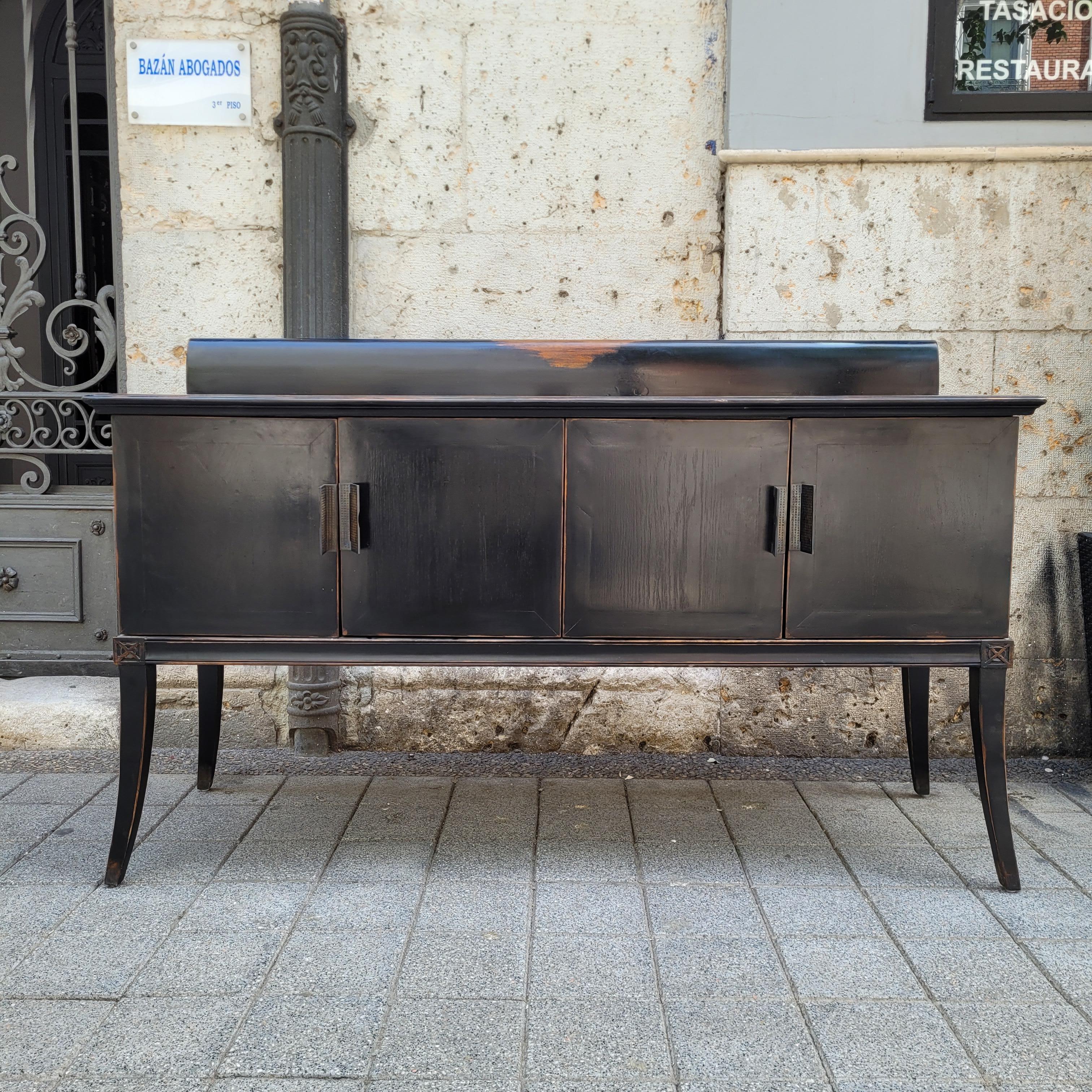 Cabinet noir laqué japonais, poignées en laiton et gravures sur bois à l'orient. Excellent état - En vente à Valladolid, ES