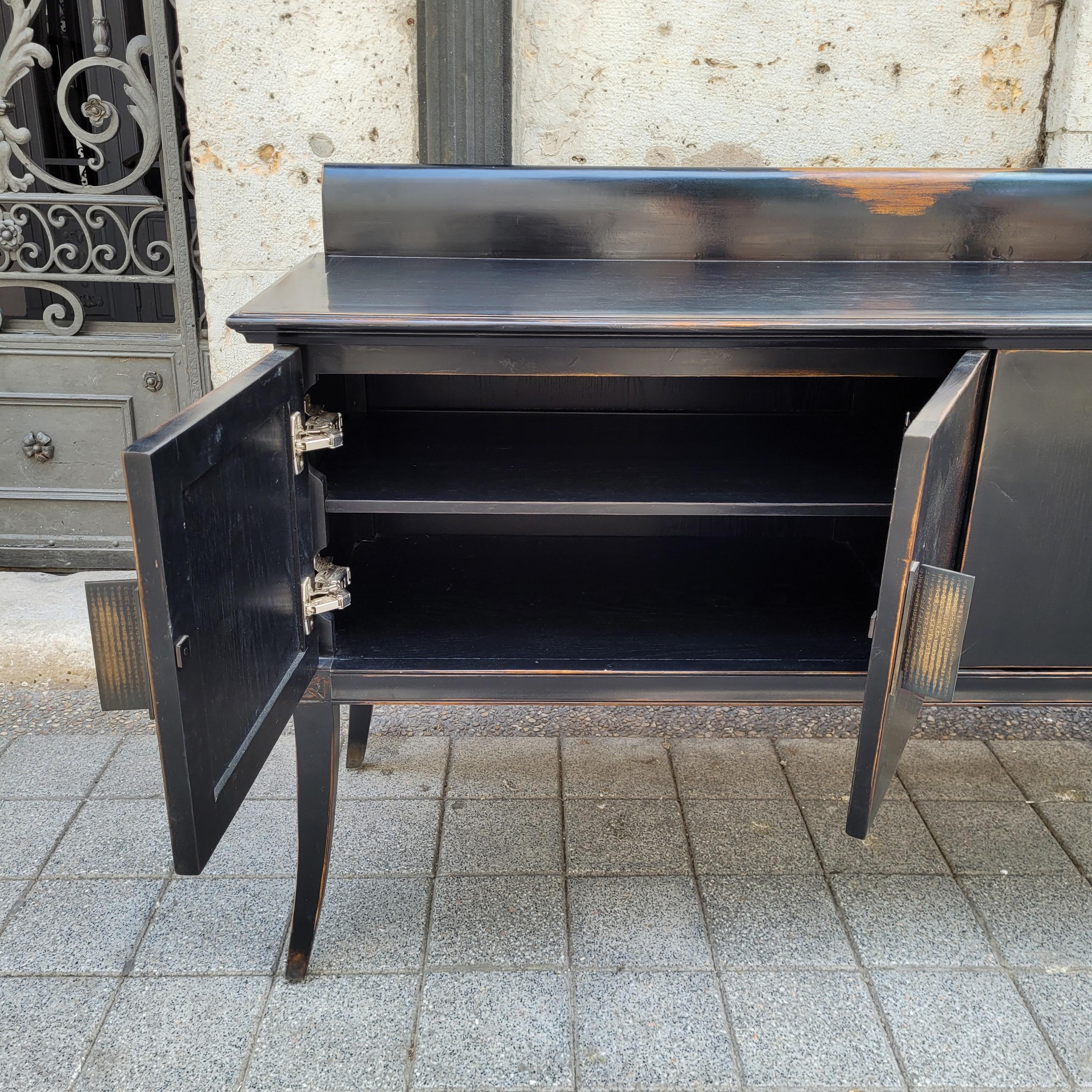 Bronze Cabinet noir laqué japonais, poignées en laiton et gravures sur bois à l'orient. en vente