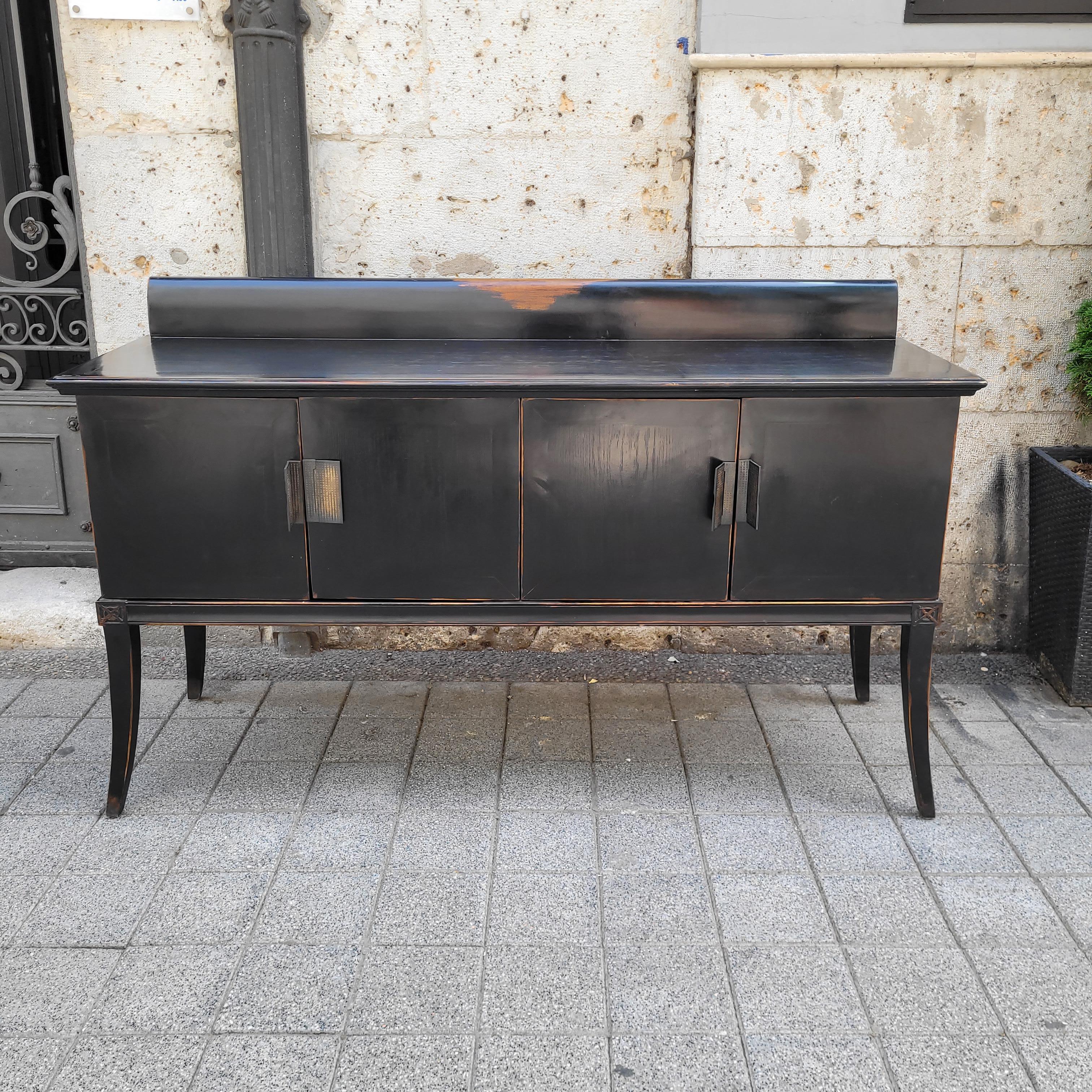 Cabinet noir laqué japonais, poignées en laiton et gravures sur bois à l'orient. en vente 1