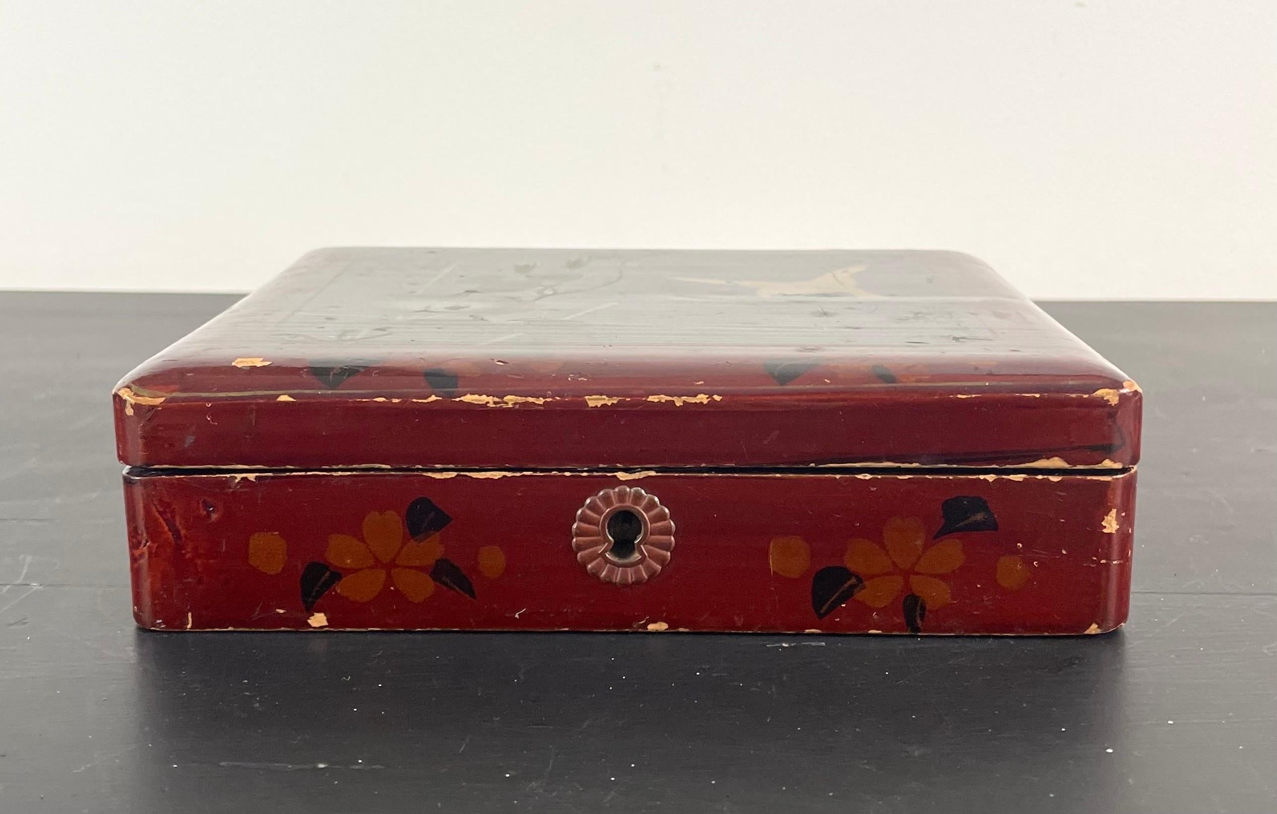 Japanese lacquered box decorated with birds and foliage
signed 
Lacquered inside and outside
Late 19th Century
Without key
Some scratches and losses
Ideal for storing jewelry.