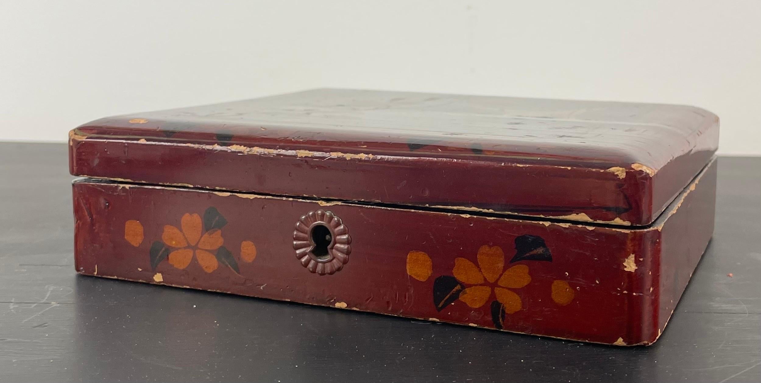 Japanese Lacquered Box Decorated with Birds and Foliage, Signed, Late 19th In Good Condition For Sale In Beuzevillette, FR