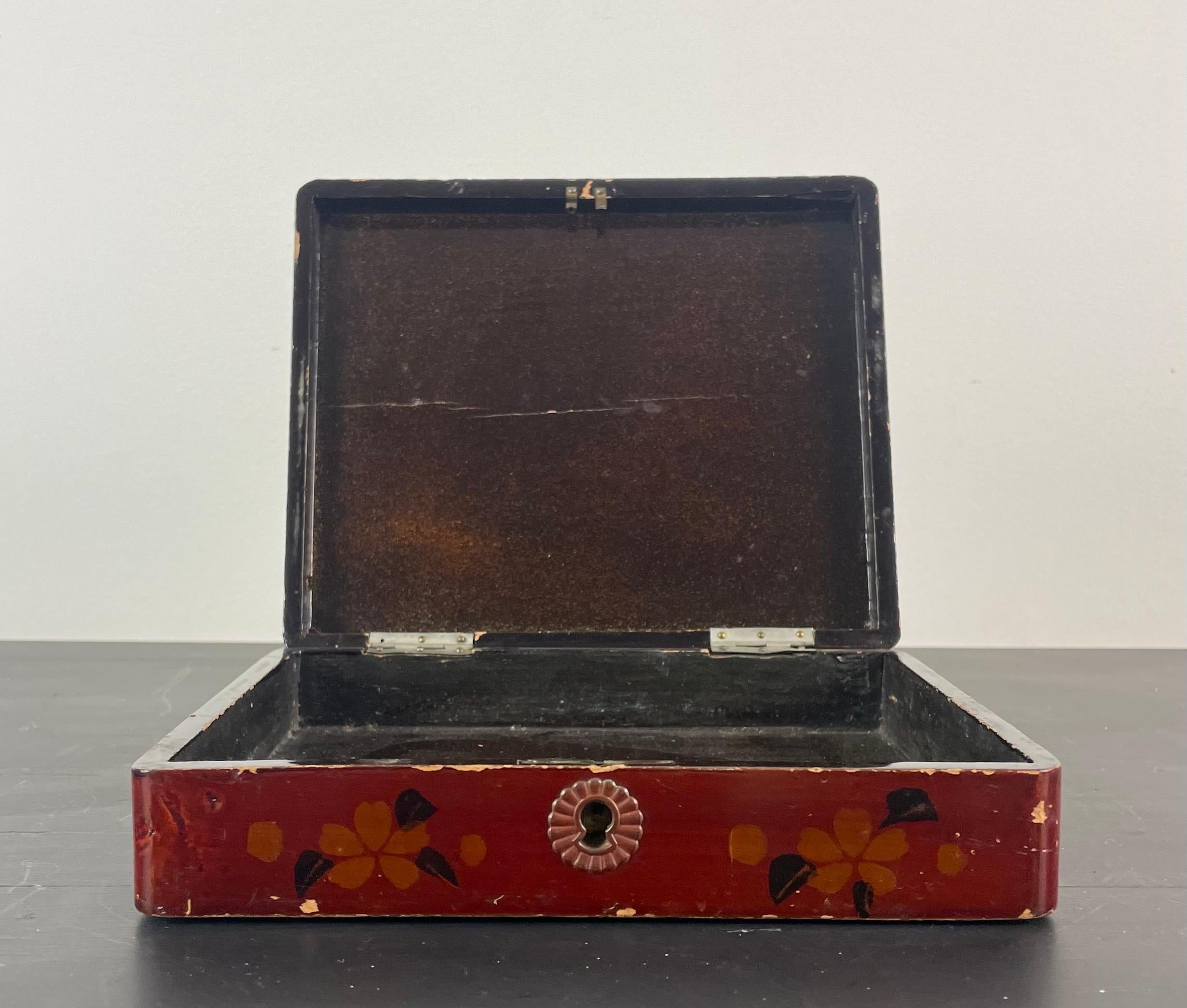 Japanese Lacquered Box Decorated with Birds and Foliage, Signed, Late 19th For Sale 1