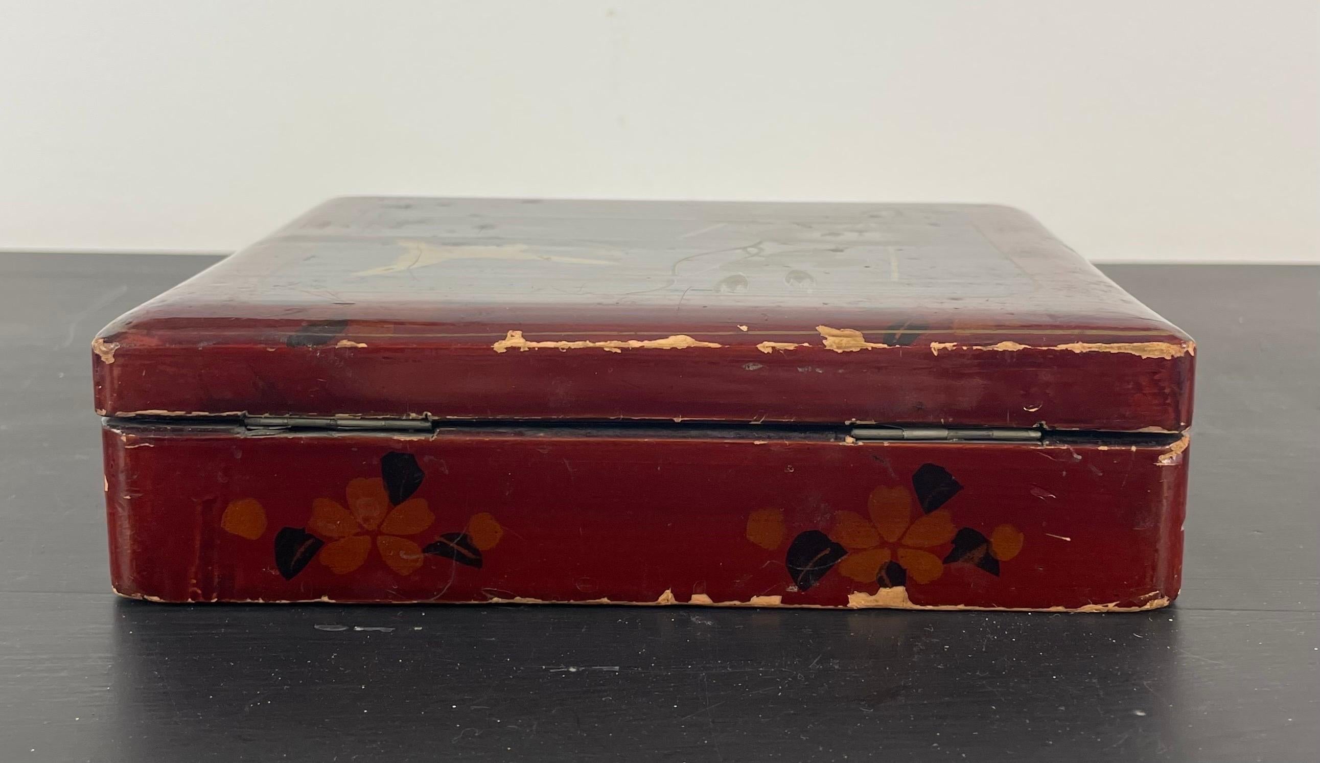 Japanese Lacquered Box Decorated with Birds and Foliage, Signed, Late 19th For Sale 2