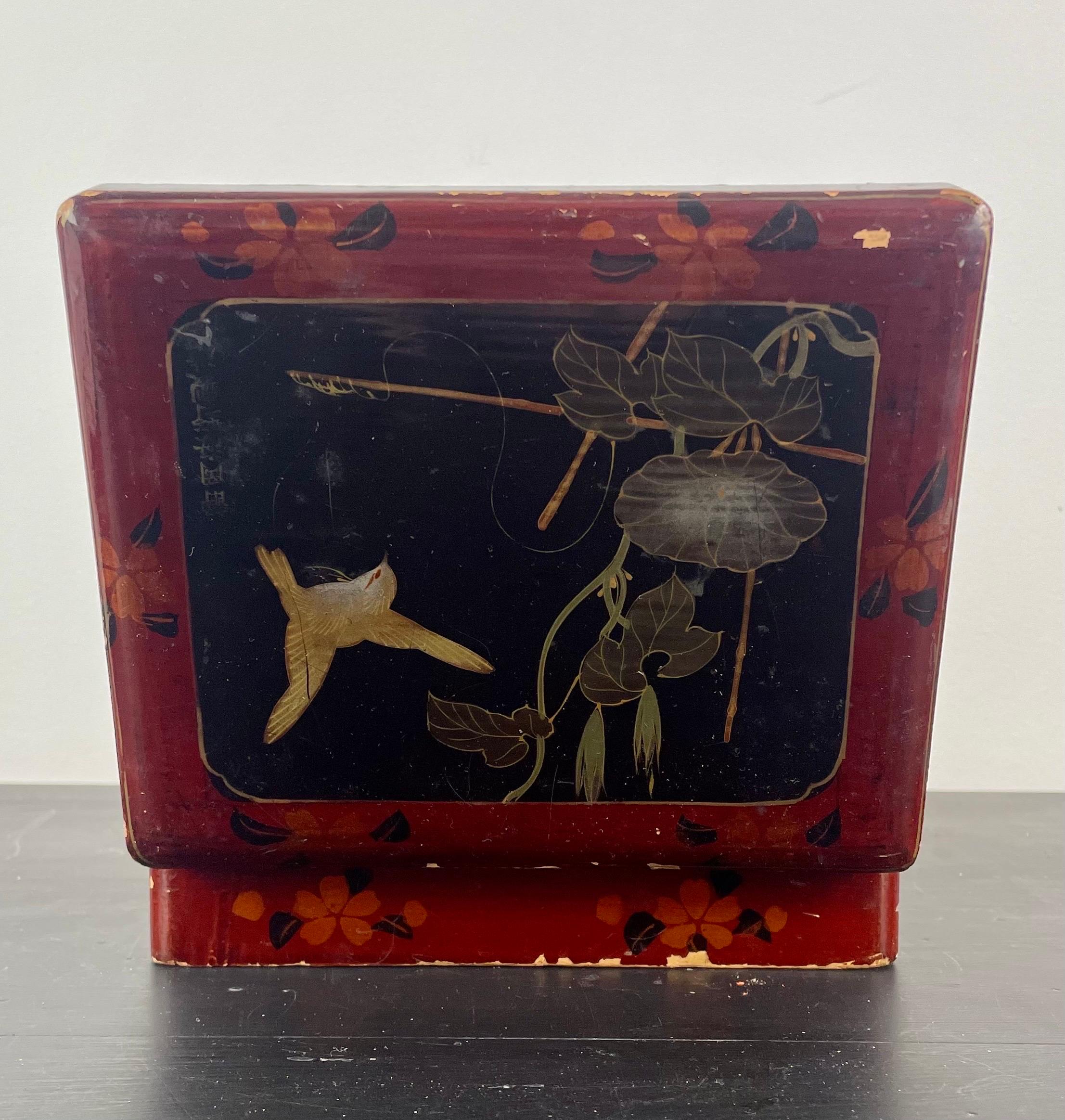 Japanese Lacquered Box Decorated with Birds and Foliage, Signed, Late 19th For Sale 4