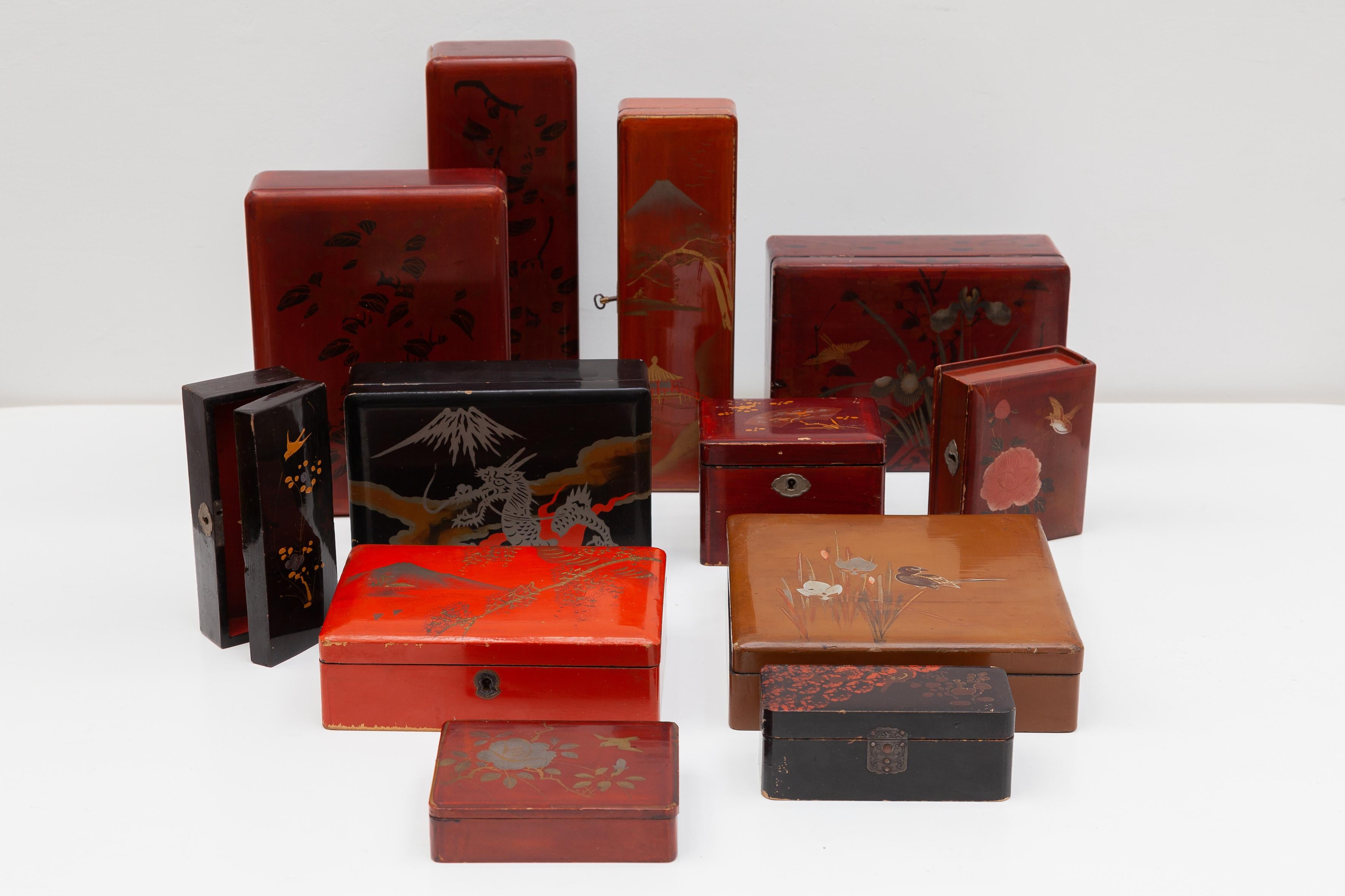 Beautiful collection of Japanese selected tea and jewelry boxes dated around 1900 and made of black and red lacquered wood, Taisho period, decorated with gilt flowers, birds, dragon, foliages and Japanese landscape, hand crafted in Japan and signs.