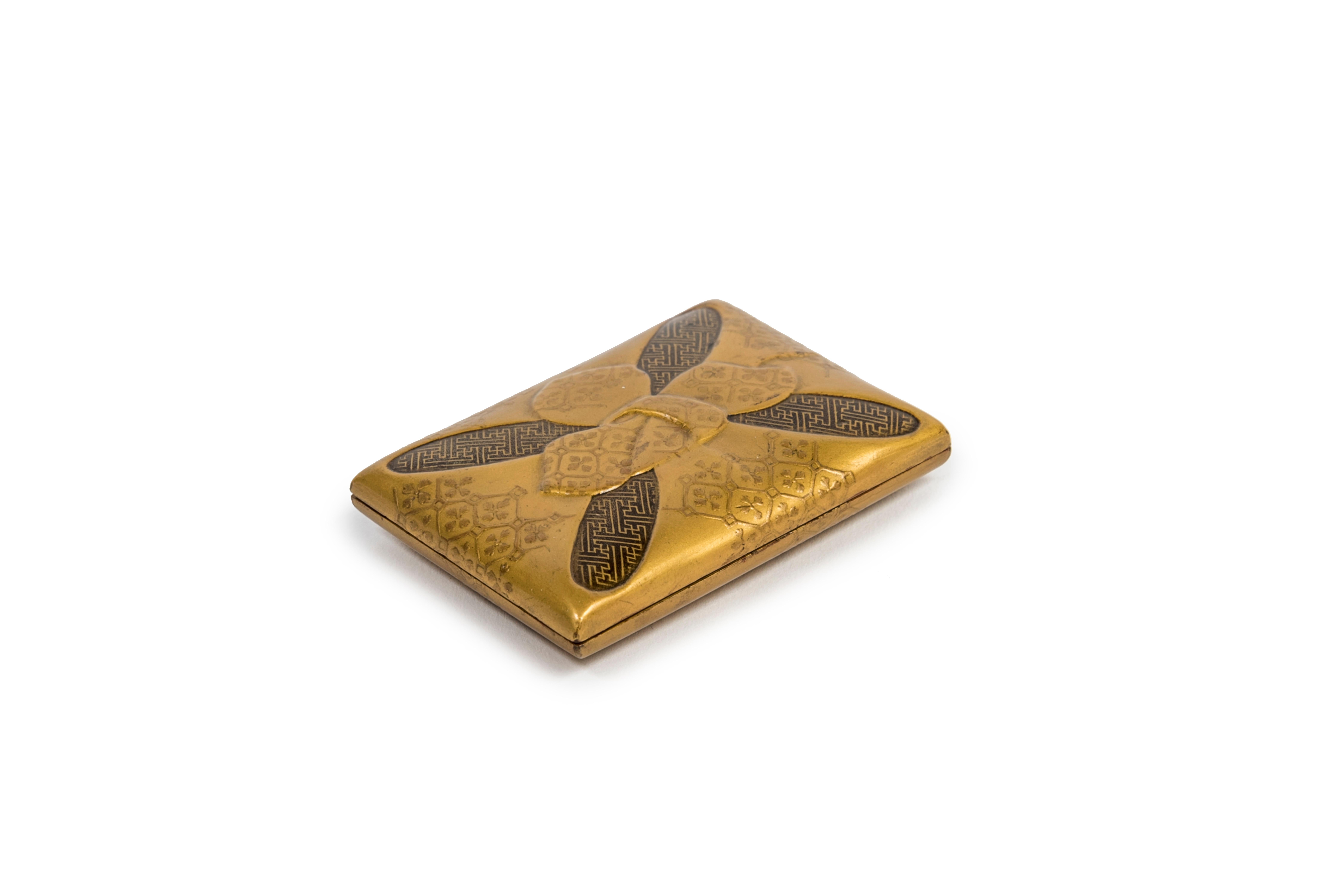 Rectangular and flat lacquer Kobako (small box) representing a furoshiki knot seen from above. Fundame background, furoshiki in takamaki-e with floral pattern, inside the folds of the fabric with black and gold sayagata pattern with togidashi maki-e