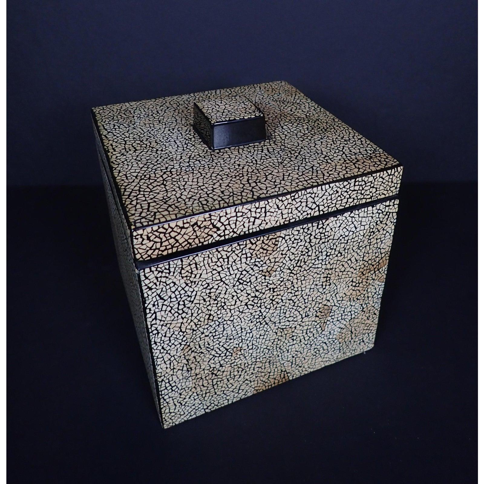 Japanese lidded box. Lacquer with crackleware design. Beautiful ebony and ivory crackle finish.