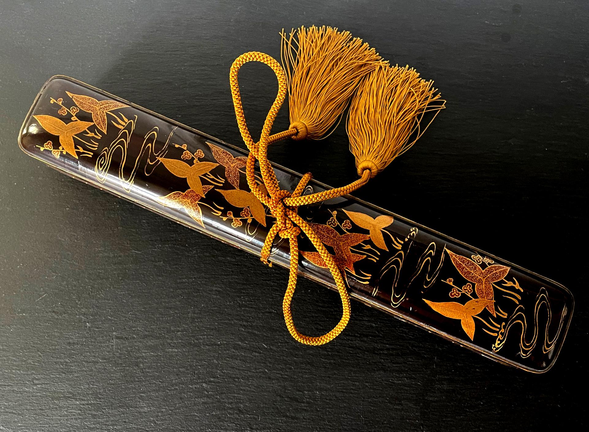 Ein seltener japanischer Fubako aus lackiertem Holz, verziert im Kodaiji-Maki-e-Stil, ca. Anfang des 17. Jahrhunderts, zu Beginn der Edo-Periode, möglicherweise gegen Ende der Azuchi-Momoyama-Periode. Die rechteckige, lange und schlanke Schatulle