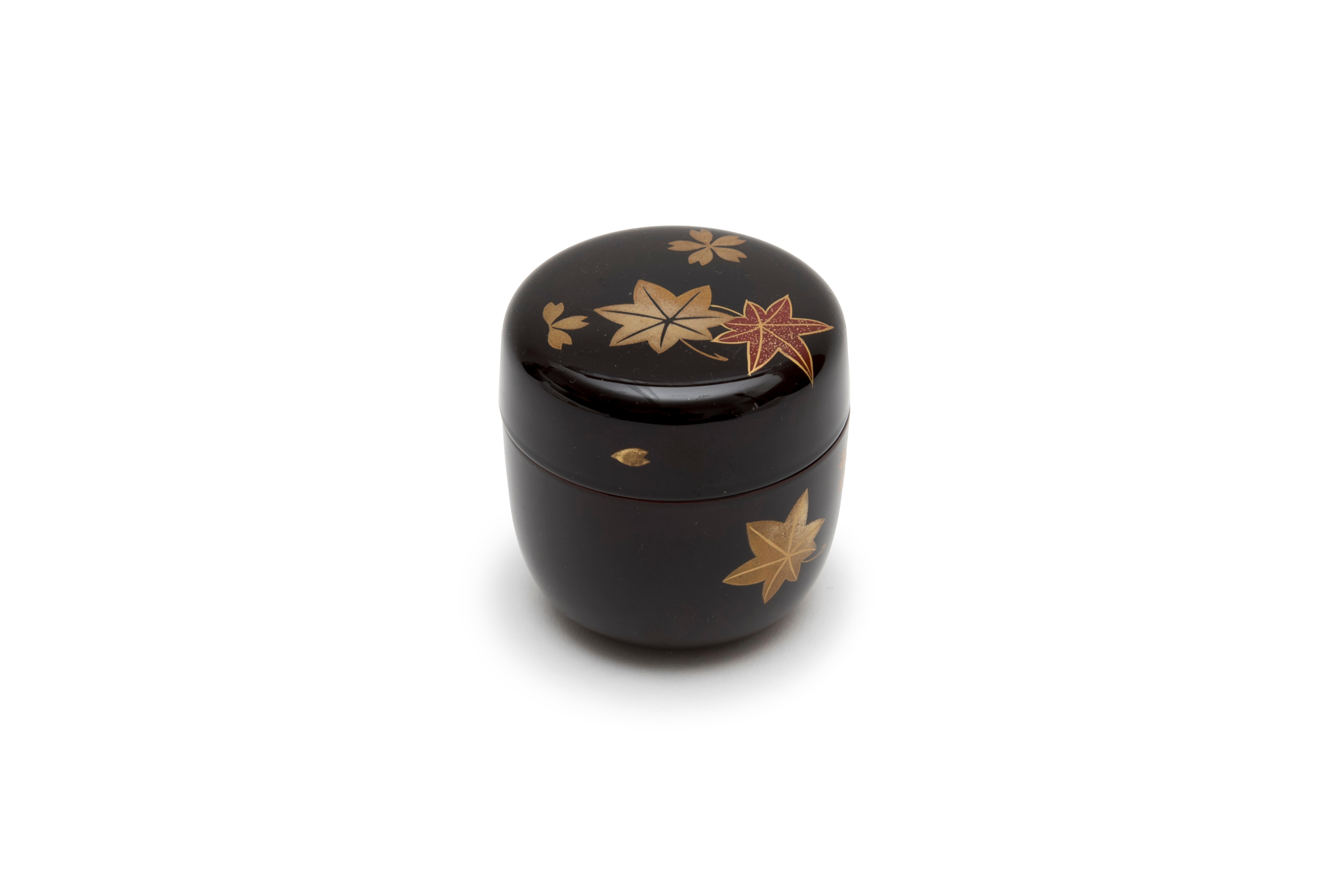 Natsume in dark red lacquer, decorated with autumn leaves and cherry blossoms in hiramaki-e and nashiji. Interior in black lacquer.
Maple leaves (Momiji) are celebrated in literature for their beauty. Cherry blossoms (sakura) are symbols of renewal
