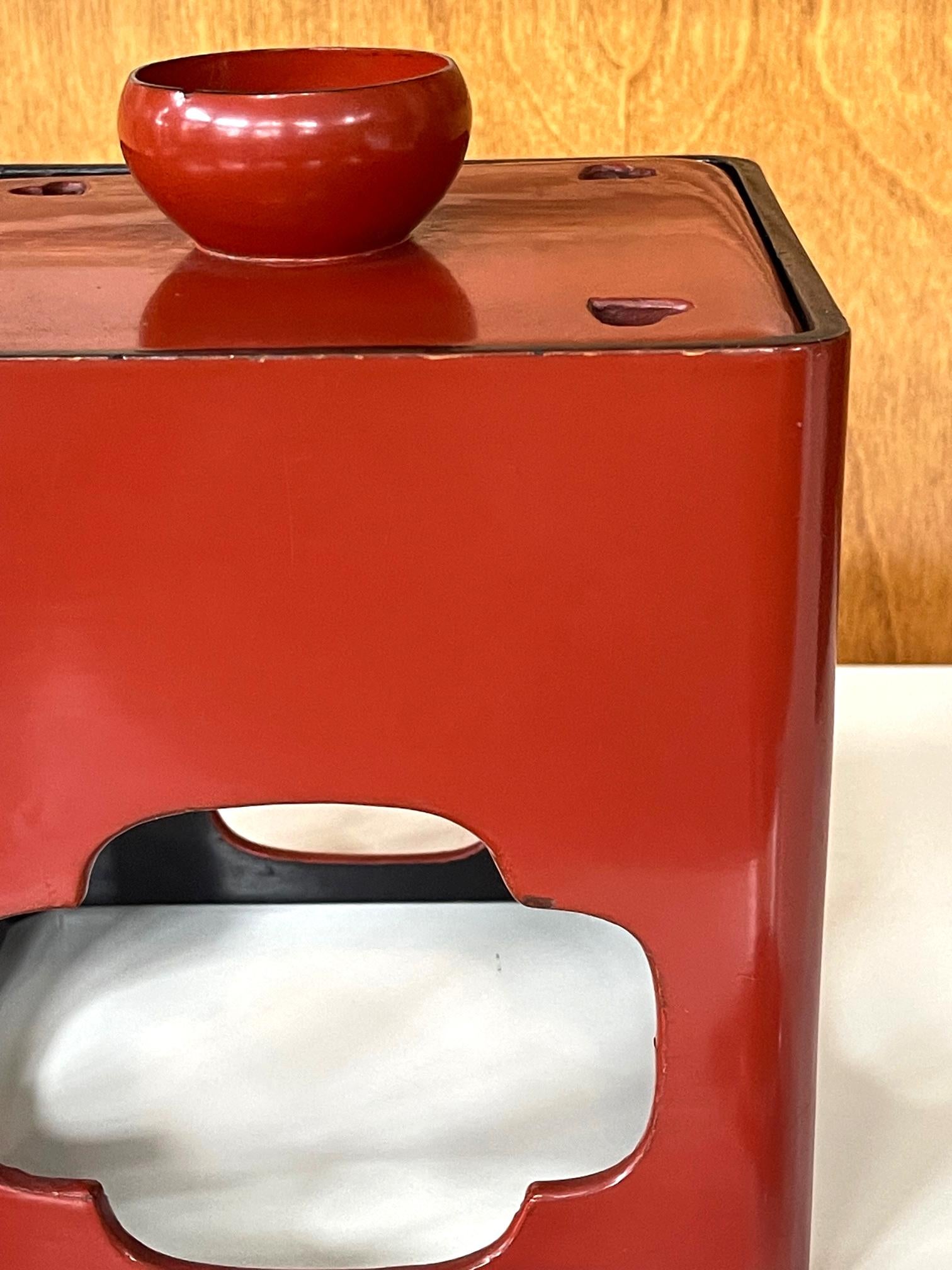 Service à boire japonais laqué Sake Période Meiji en vente 7