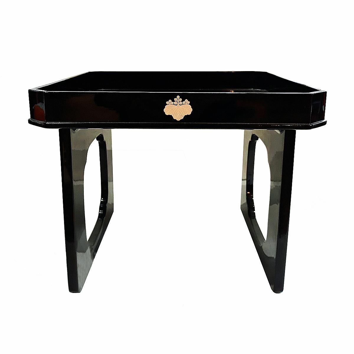 A small, elegant tray table in lacquered wood, circa 1939.
Embossed seal in gold color. Ideal for food presentations, object display or simply as a home accessory.