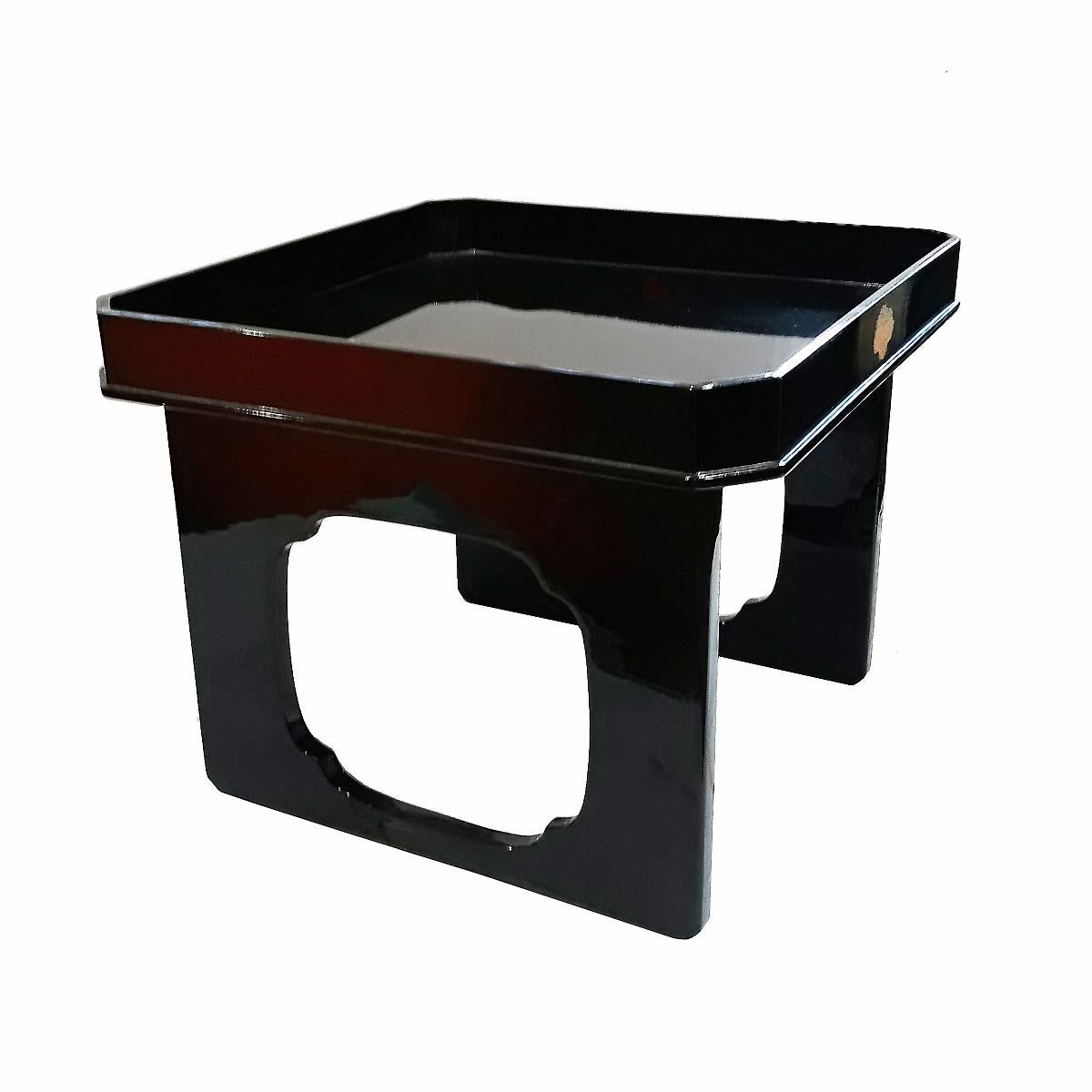 Japanese Lacquered Tray Table, Early Showa Period In Good Condition In New York, NY