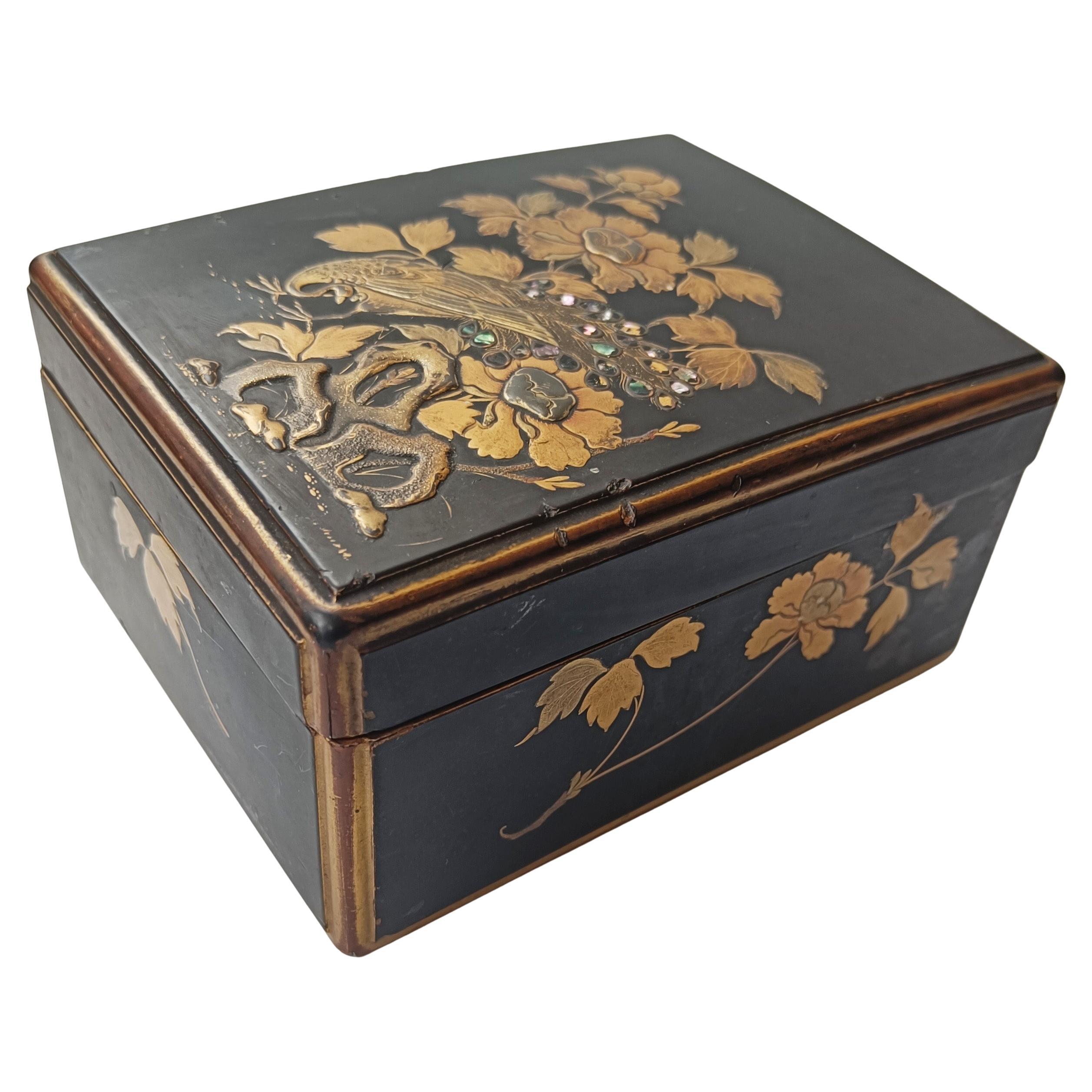 Antique Japanese lacquered wood Box
Beautiful and elegant lacquered wood box and gold gilt, decorated with a crane with floral motives and Japanese script
Measures: Height 6 inches 16 cm, Circa / 19th century 

Condition: Good  
Ex UK collection.

