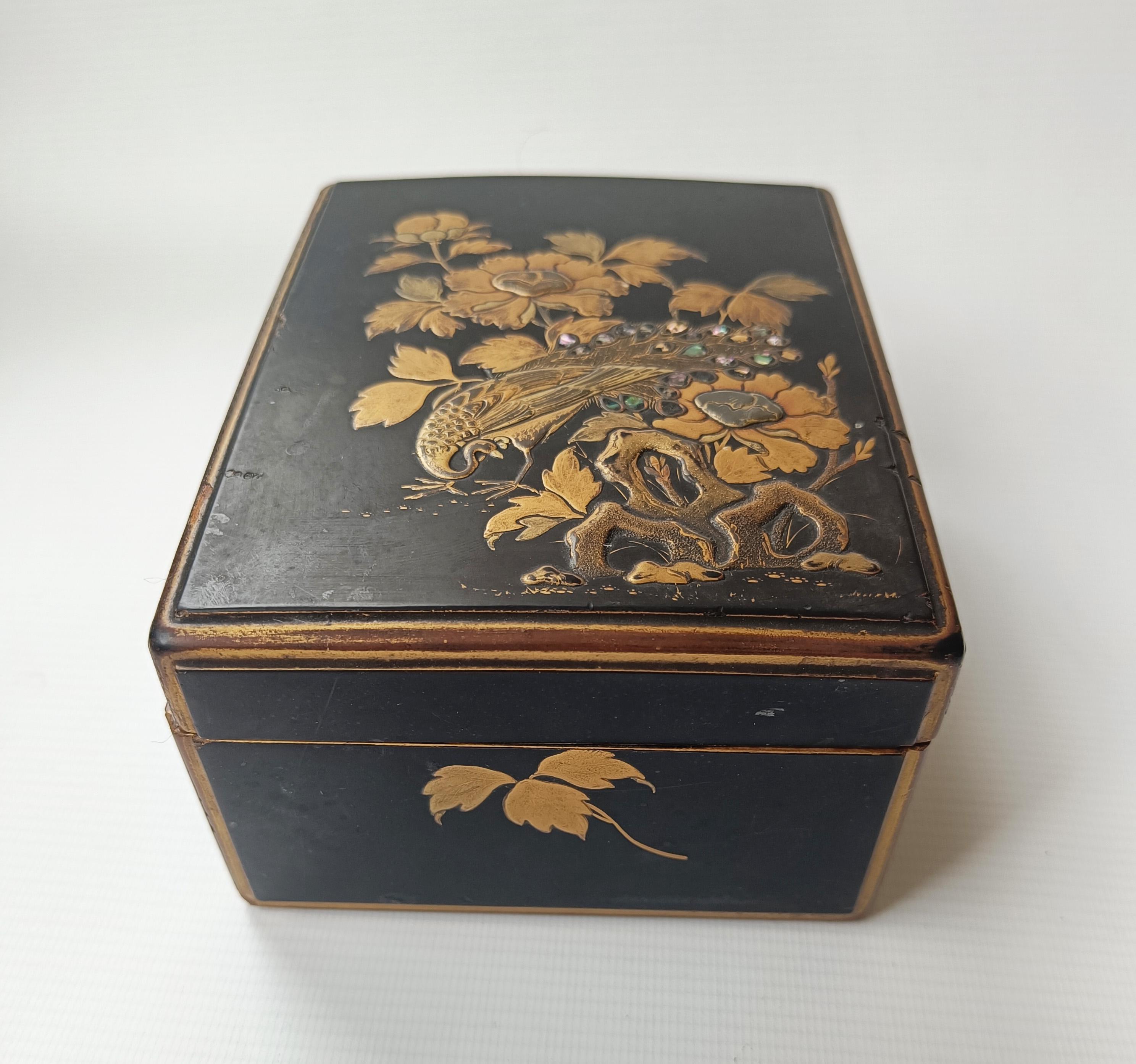 Carved Japanese Lacquered Wood Box 19th Century Asian Antiques 中国古董 For Sale