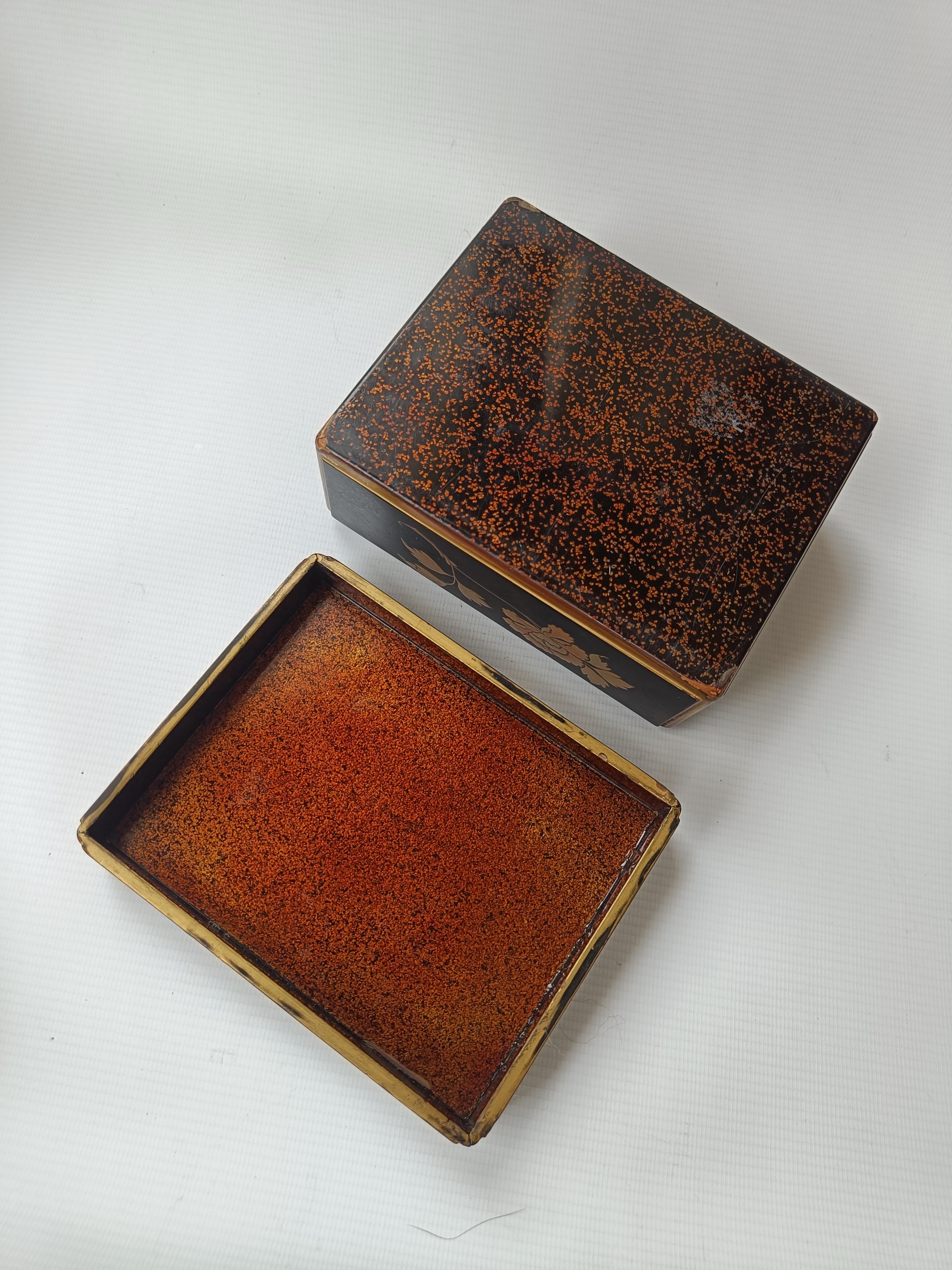 Japanese Lacquered Wood Box 19th Century Asian Antiques 中国古董 For Sale 1
