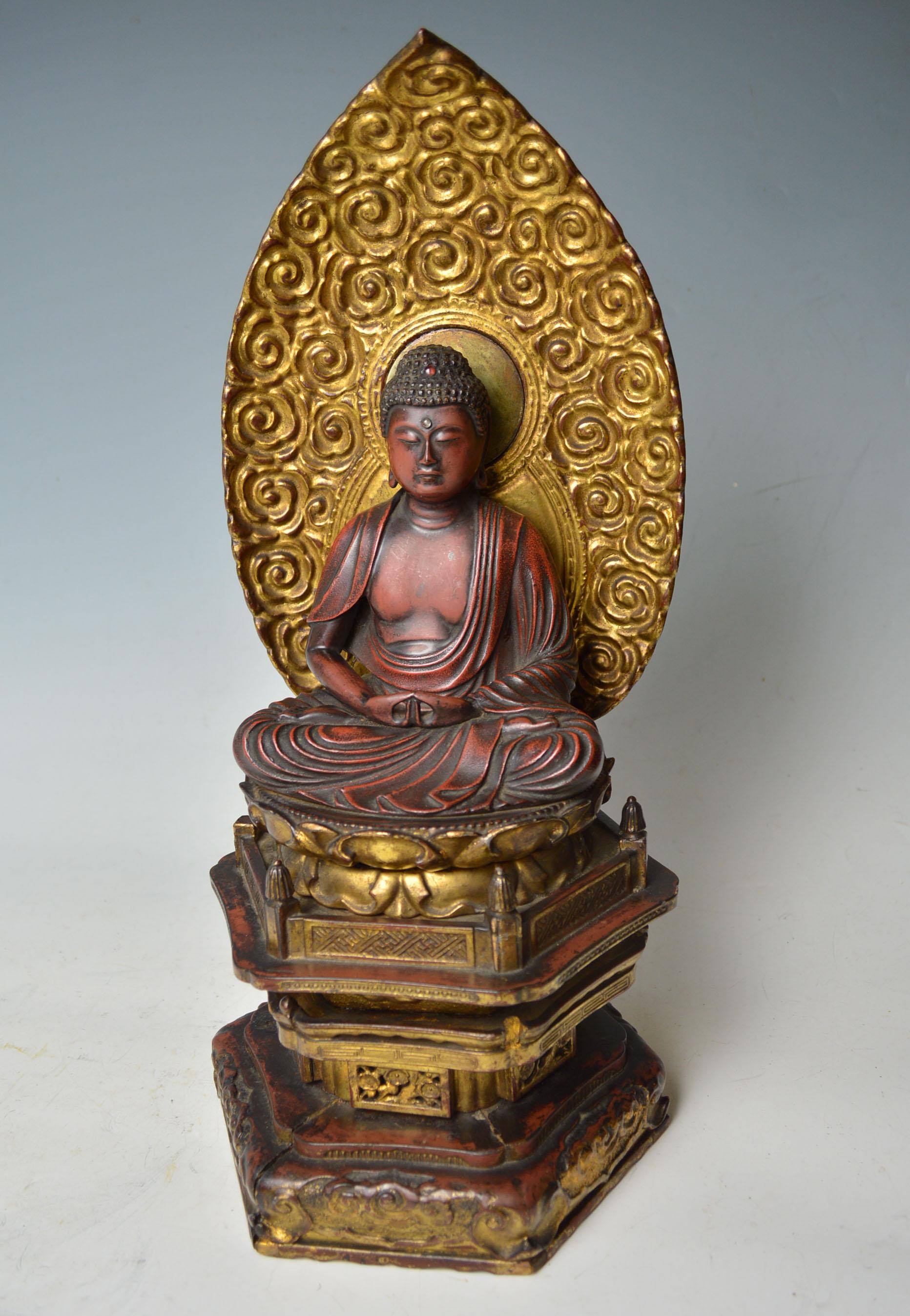 Superb Japanese lacquered wood Buddha, Circa 18th / 19th century Asian antiques ????
Beautiful and elegant example wood with lacquer and gold gilt, the Buddha seated in the meditation posture 
with a carved lotus dais fitted to an elaborately