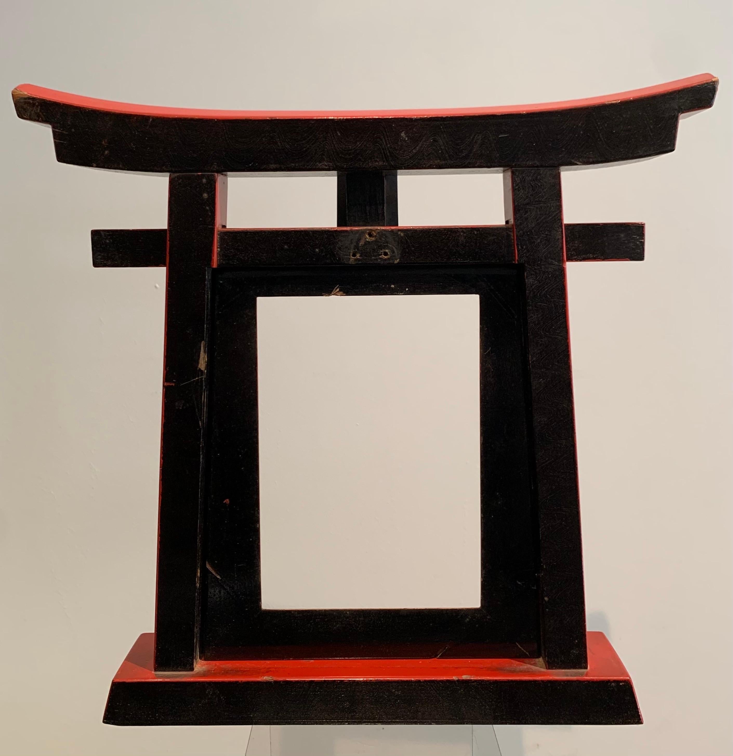Japanese Lacquered Wood Photo Frame, Torii Gate, 1920s In Good Condition In PARIS, FR
