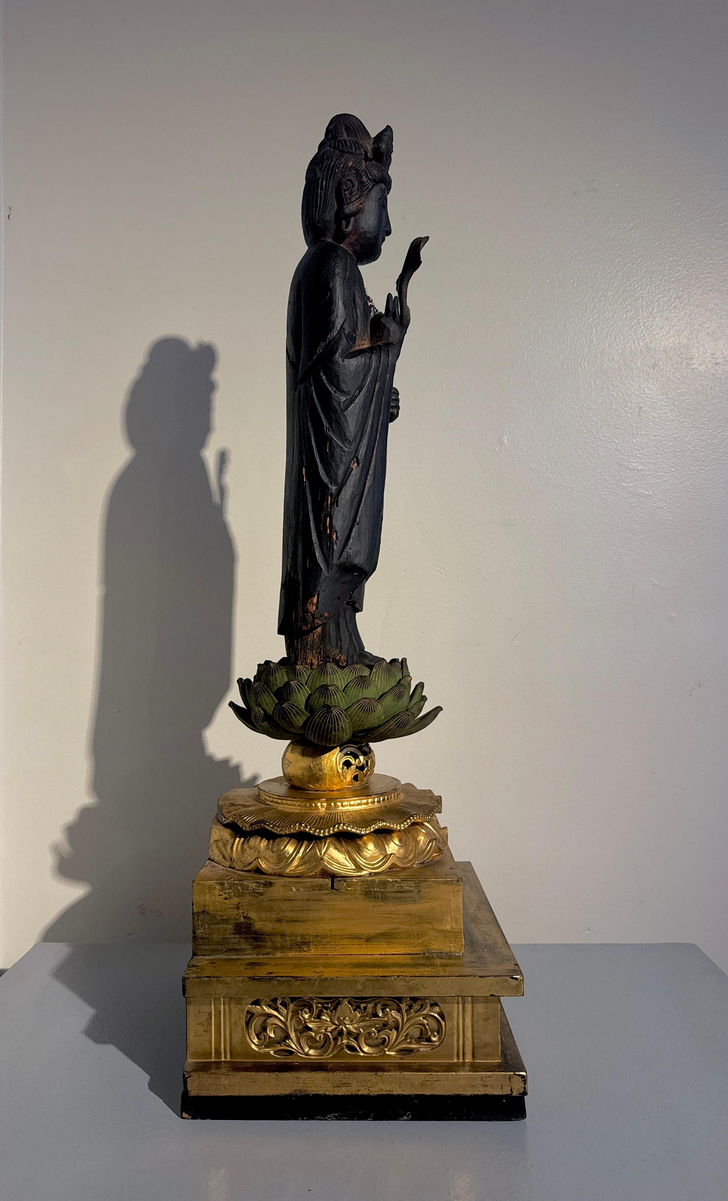 Sho Kannon Japonés de Madera Lacada, Periodo Momoyama/Edo, Siglo XVII, Japón Dorado en venta