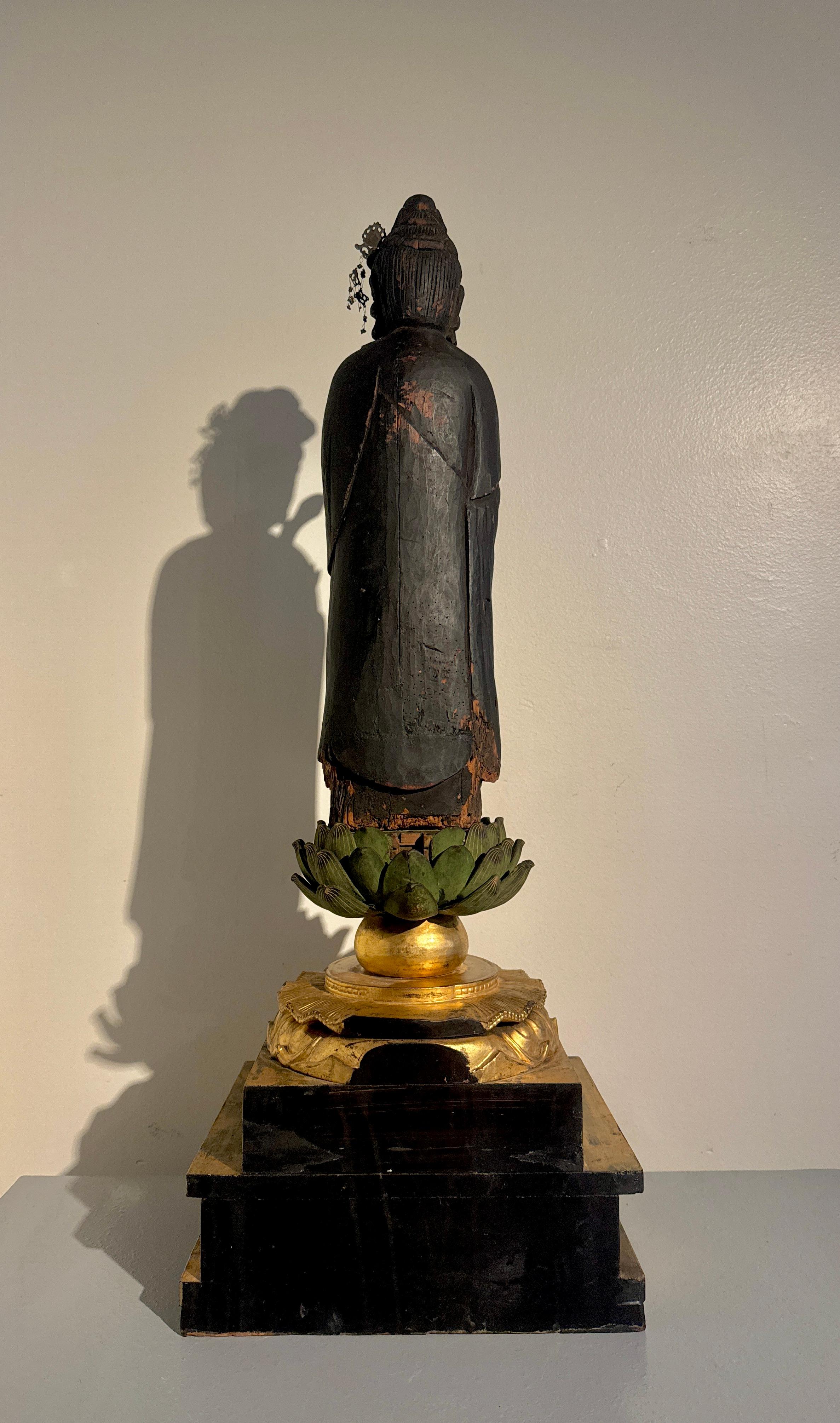 Sho Kannon Japonés de Madera Lacada, Periodo Momoyama/Edo, Siglo XVII, Japón en Bastante bueno estado para la venta en Austin, TX