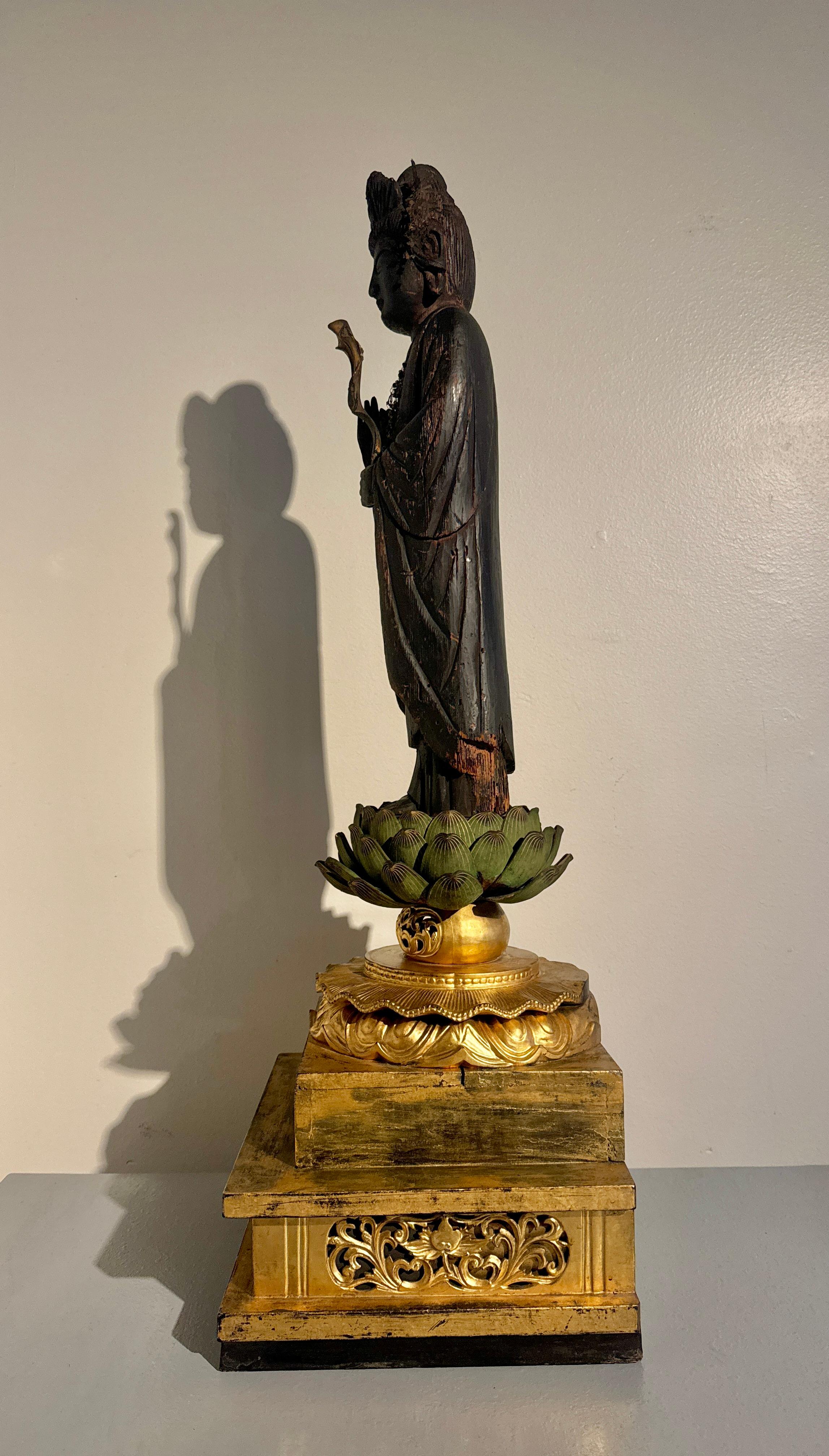 Sho Kannon Japonés de Madera Lacada, Periodo Momoyama/Edo, Siglo XVII, Japón siglo XVII en venta