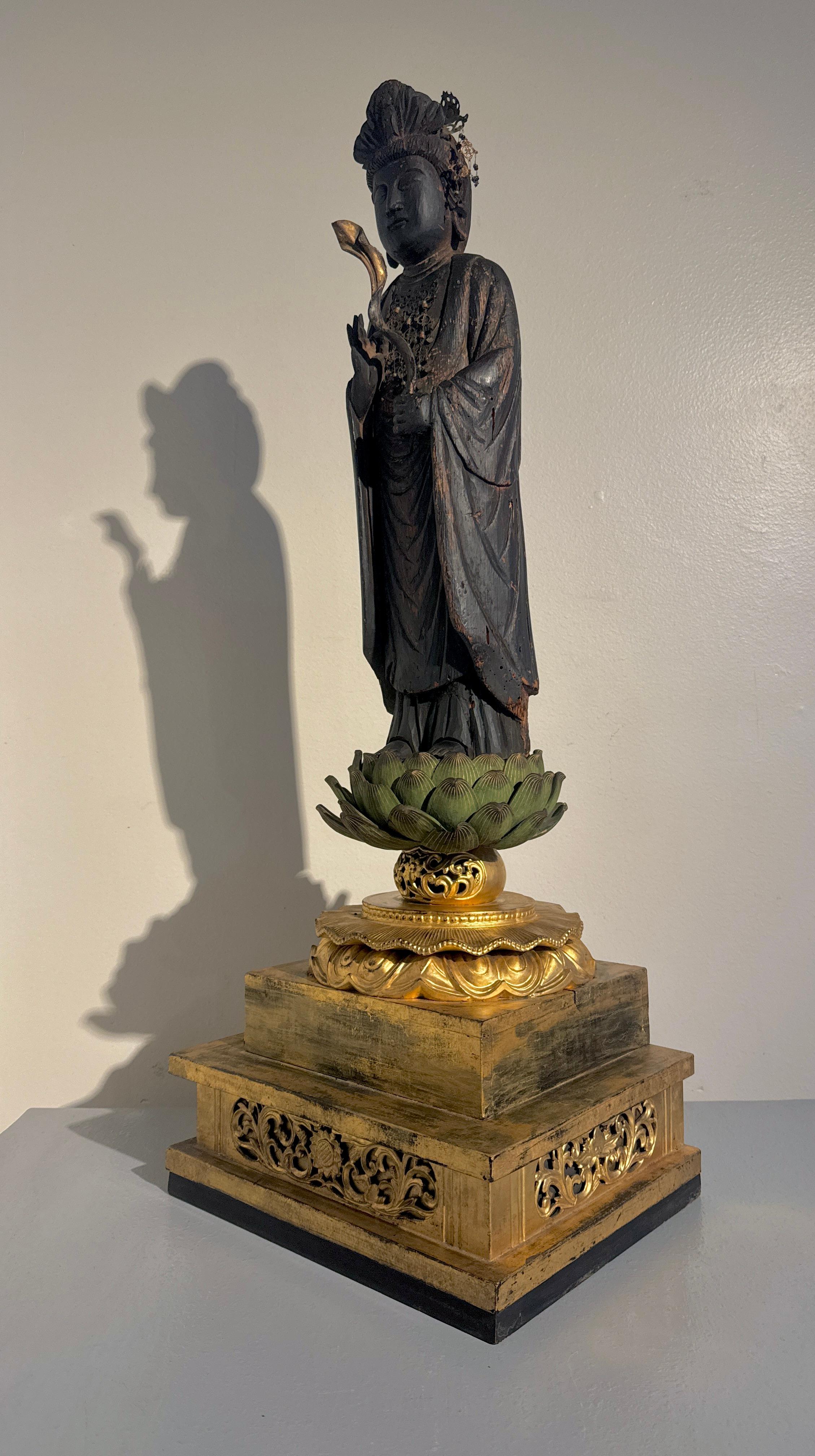 Sho Kannon Japonés de Madera Lacada, Periodo Momoyama/Edo, Siglo XVII, Japón Metal en venta