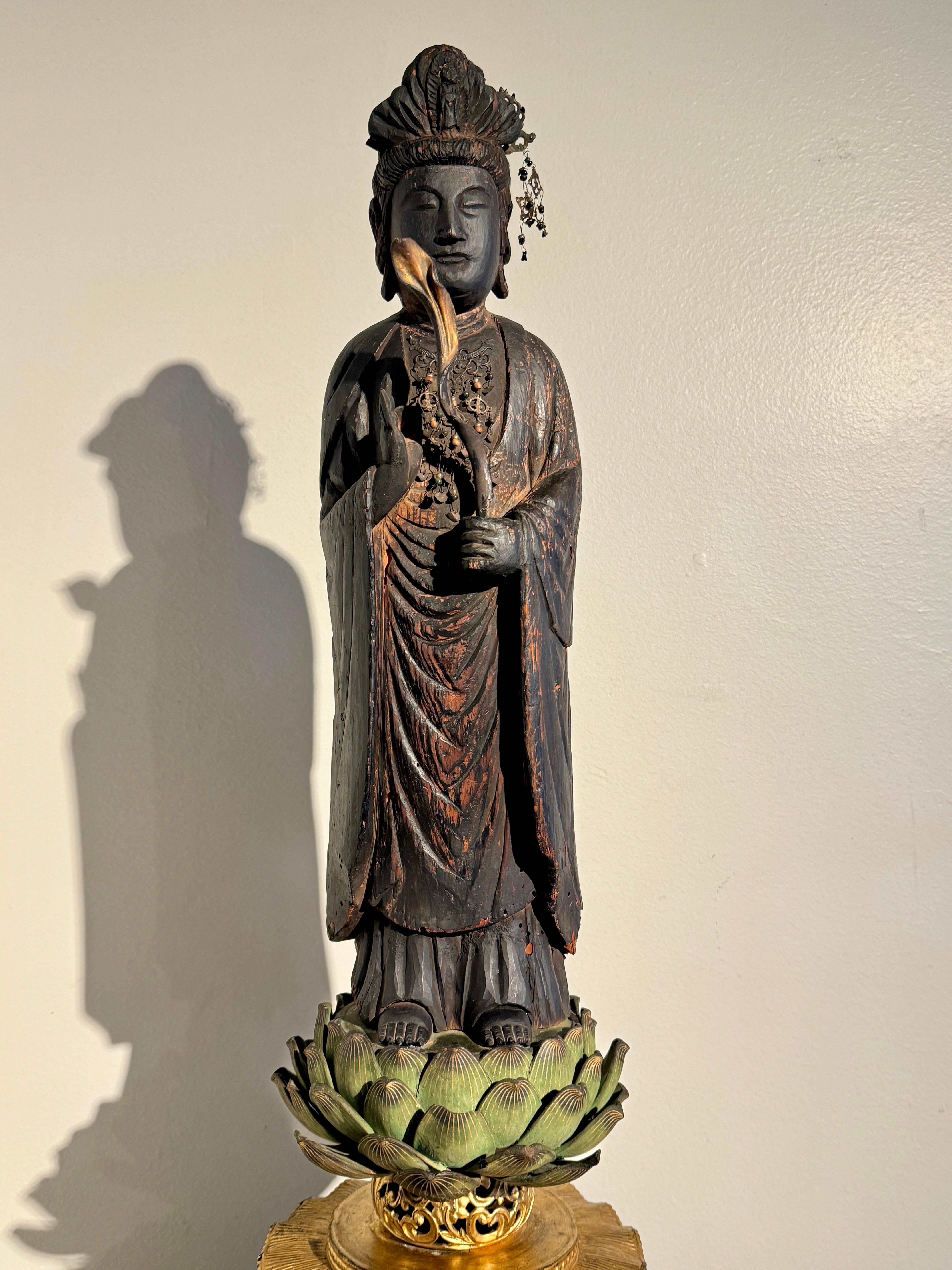 Sho Kannon Japonés de Madera Lacada, Periodo Momoyama/Edo, Siglo XVII, Japón en venta 1