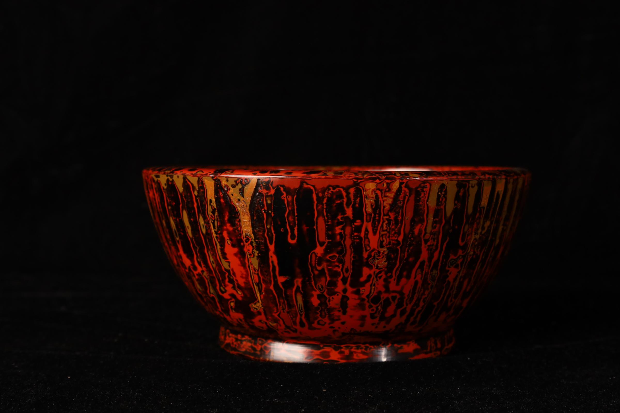 Dimensions: W 17.7 × D 17.5 × H 8.3 cm
Weight: 255 g
Origin: Japan (Aizu region)

A refined urushi lacquer bowl crafted in the Aizu region, renowned for its centuries-old lacquer tradition. Made using the kanshitsu (dry lacquer) technique, this