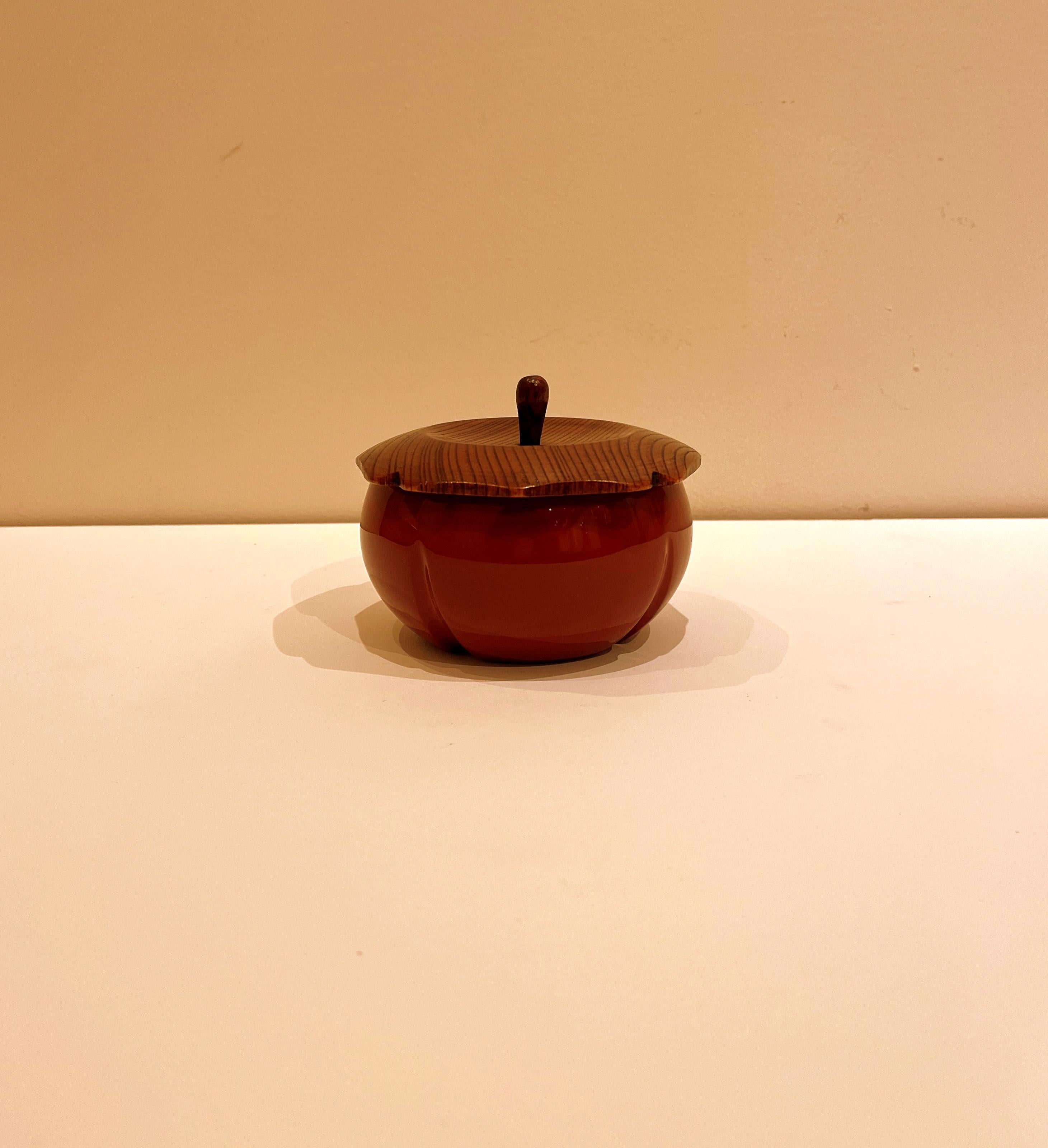 Japanisches Lackgeschirr mit geschnitztem Holzdeckel in Form eines Lotusblattes
Schöne Form und attraktive Form A 