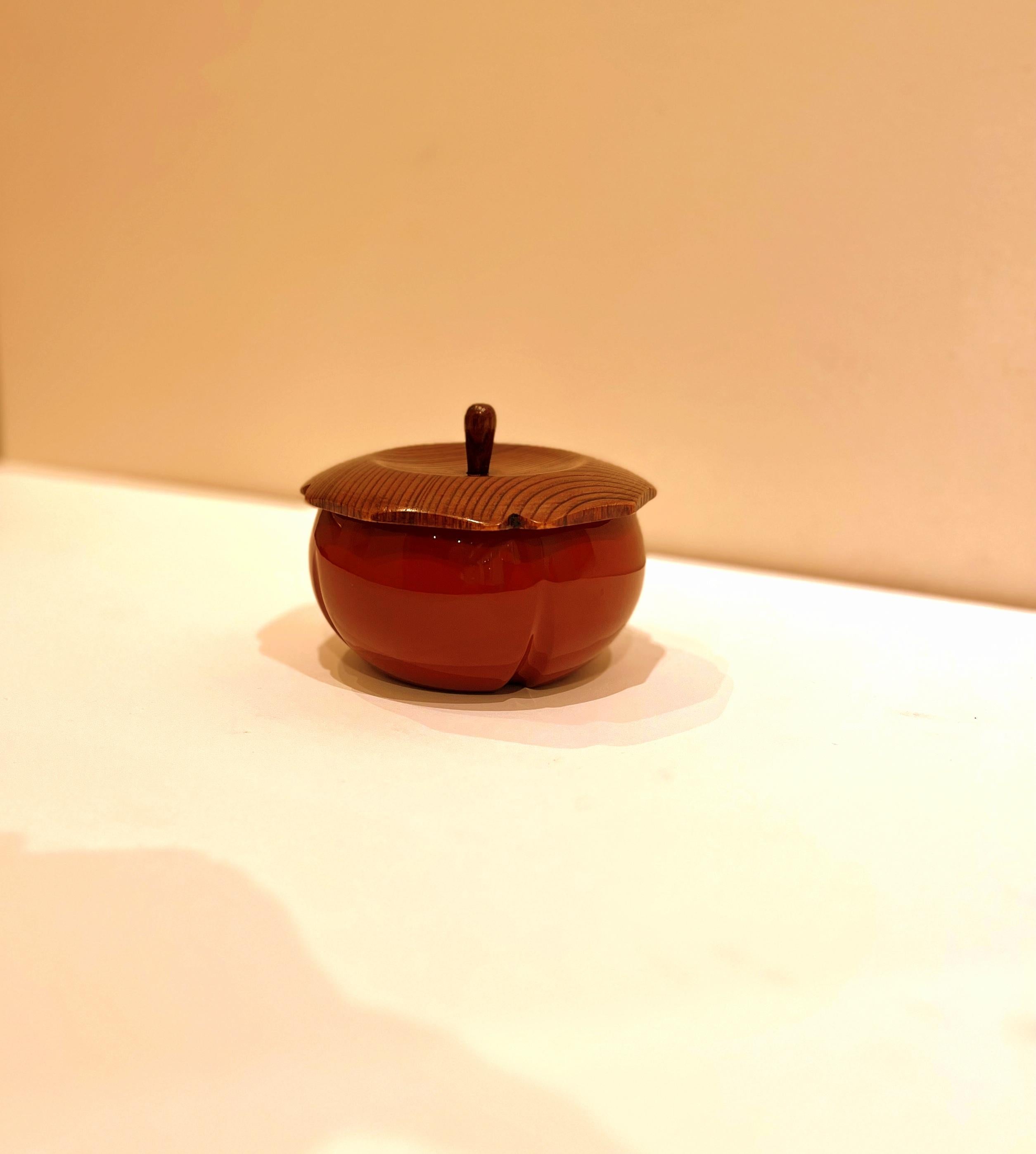 Japanisches Lackgeschirr mit blattförmiger Deckel in Lotusform im Zustand „Gut“ im Angebot in Greenwich, CT