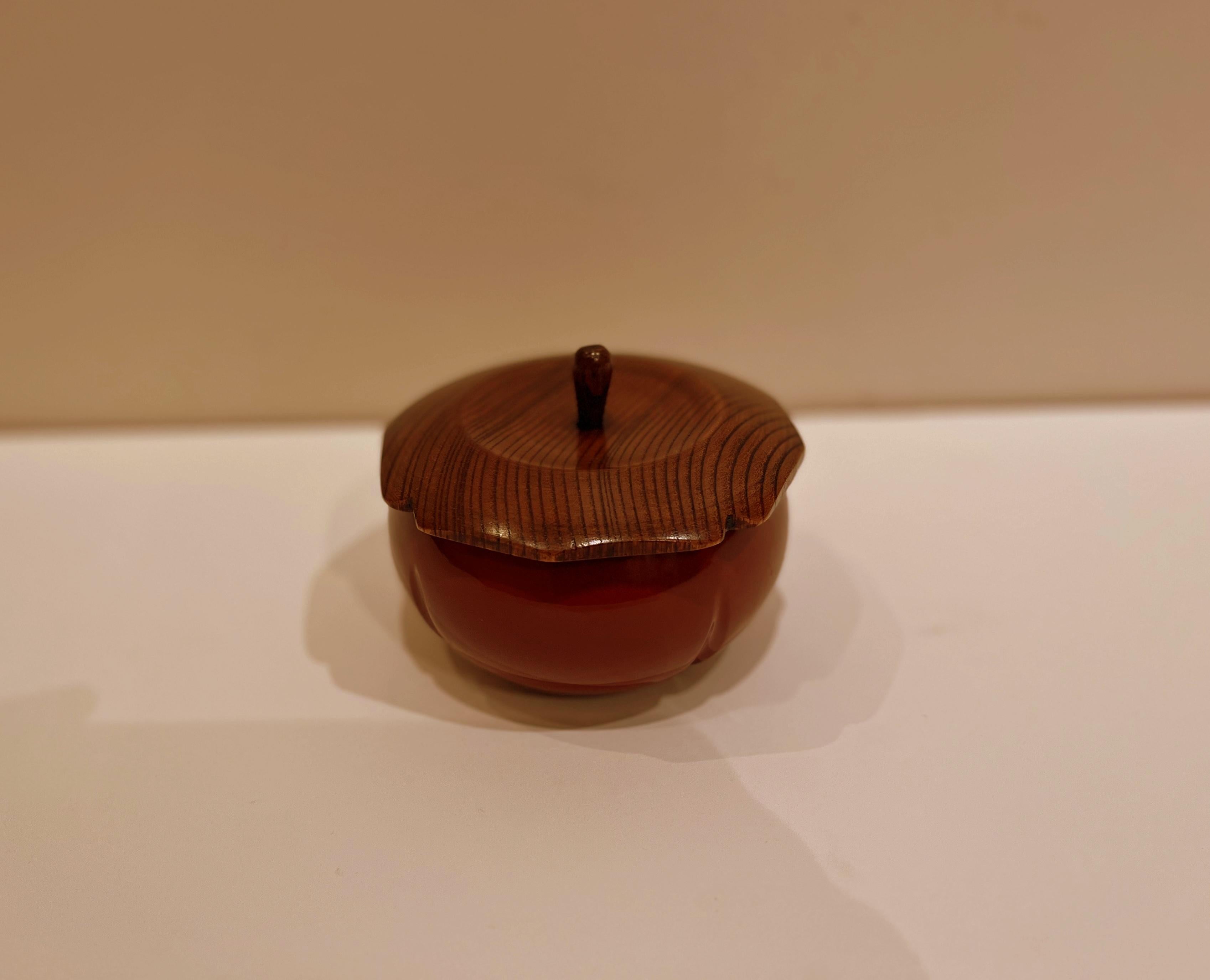 Japanisches Lackgeschirr mit blattförmiger Deckel in Lotusform (Holz) im Angebot