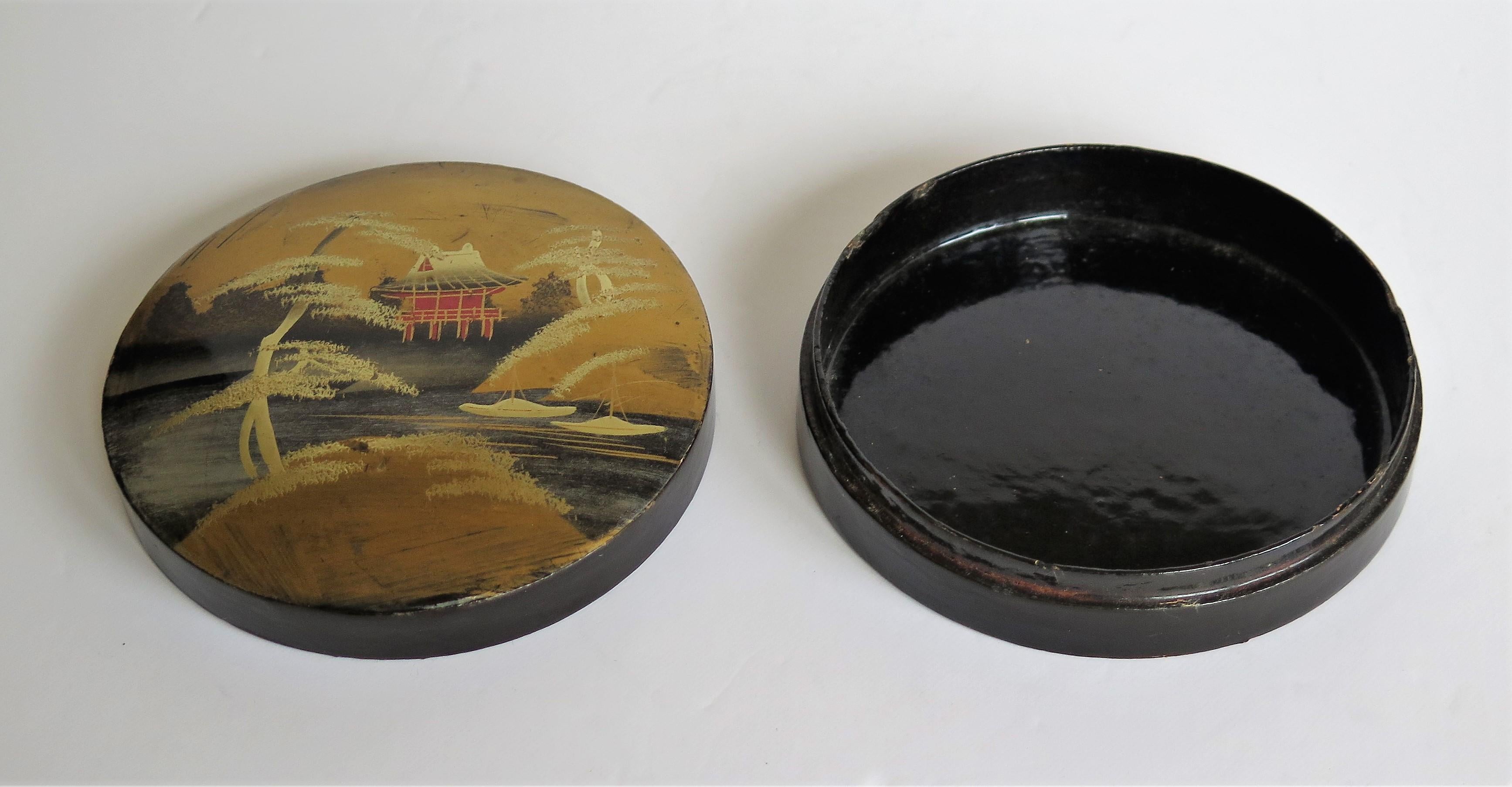 Japanese Laquered Box and Lid Hand Painted Scene, Meiji Period, circa 1900 4