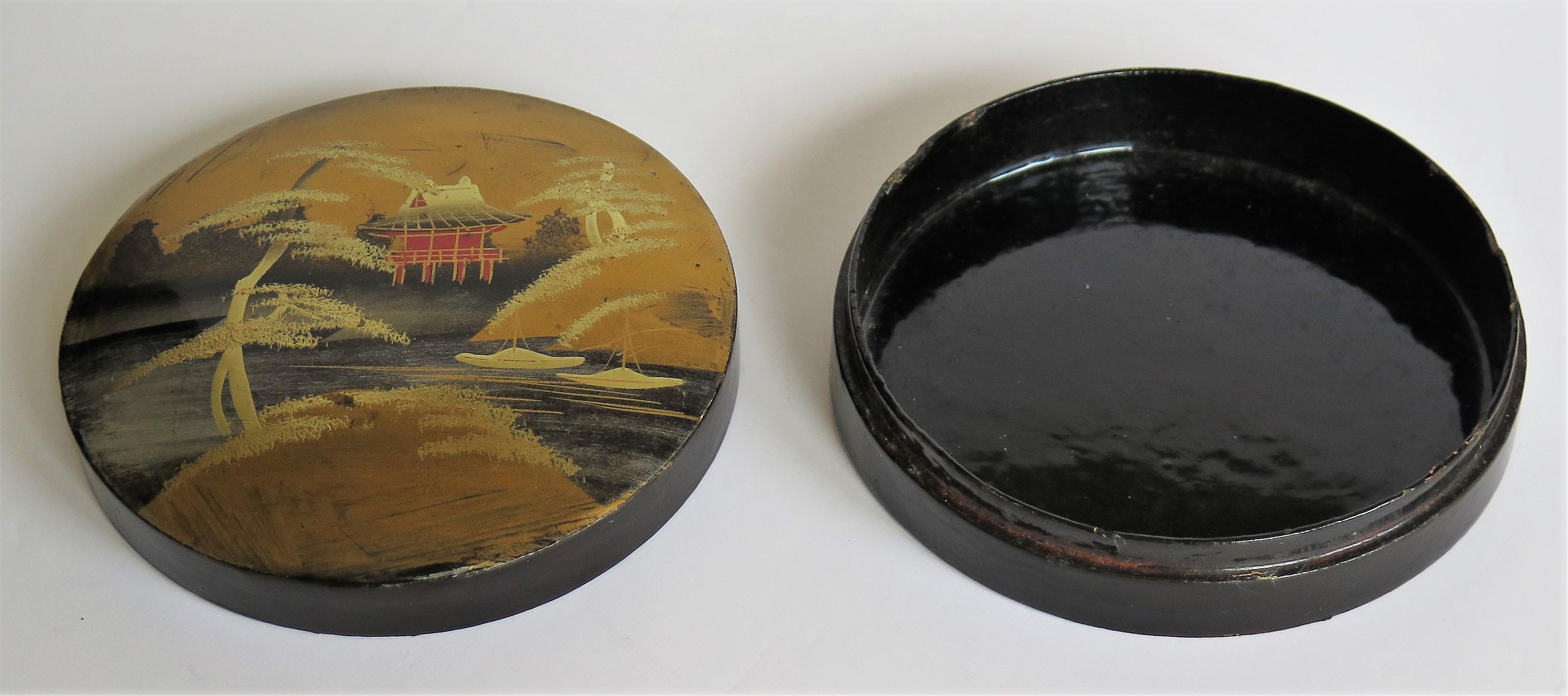 Japanese Laquered Box and Lid Hand Painted Scene, Meiji Period, circa 1900 5
