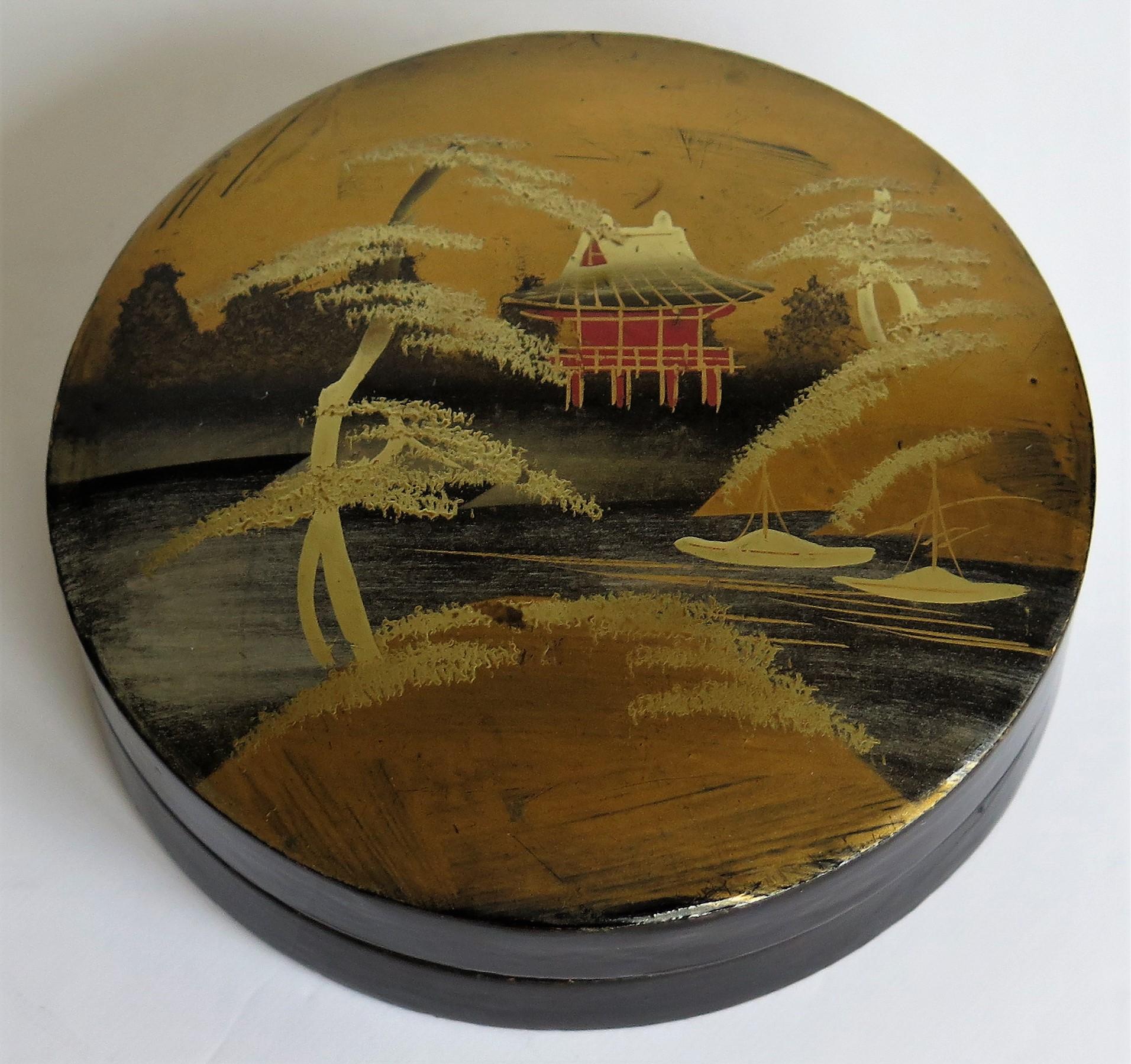 Japanese Laquered Box and Lid Hand Painted Scene, Meiji Period, circa 1900 In Good Condition In Lincoln, Lincolnshire