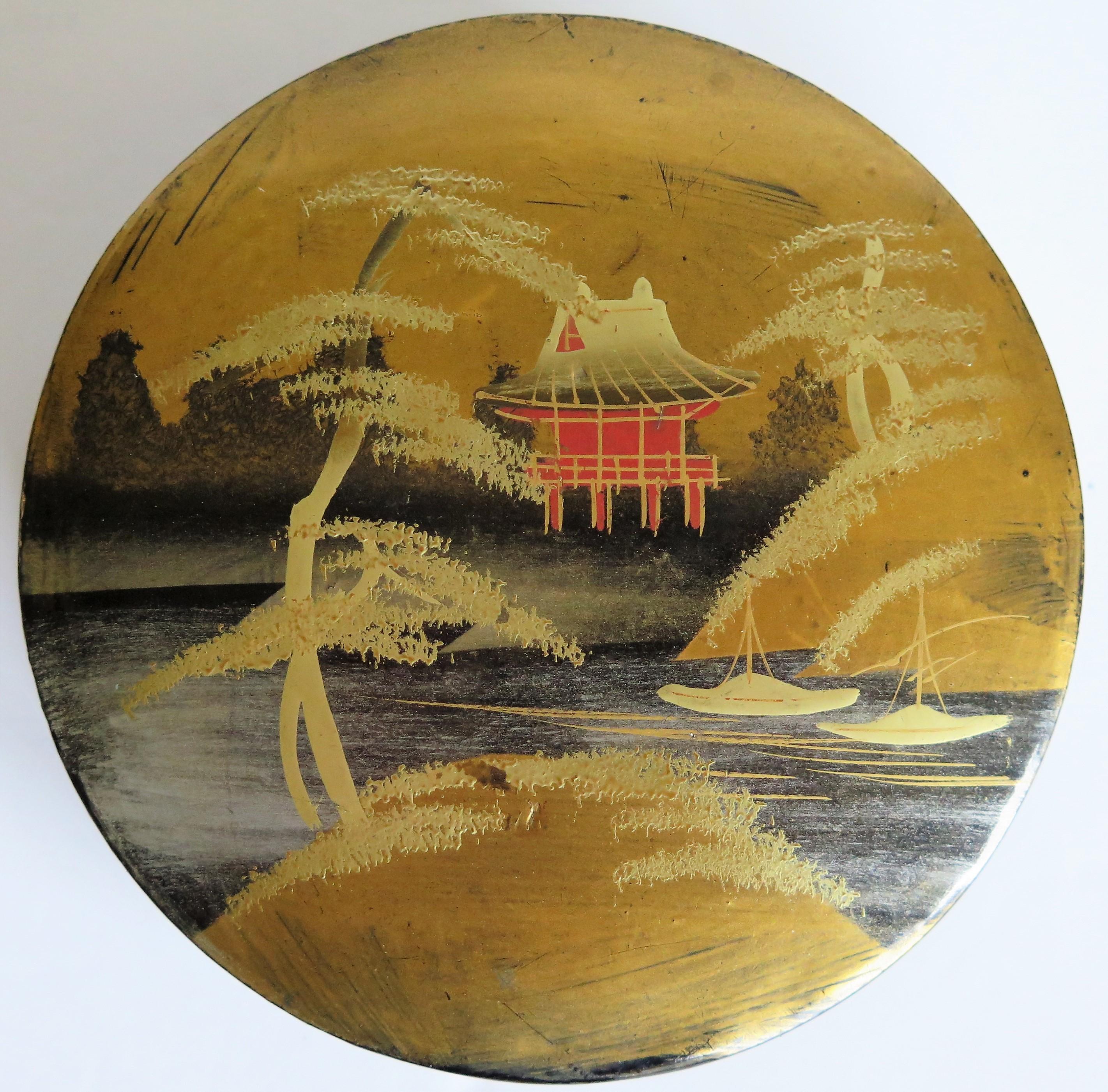 Japanese Laquered Box and Lid Hand Painted Scene, Meiji Period, circa 1900 1