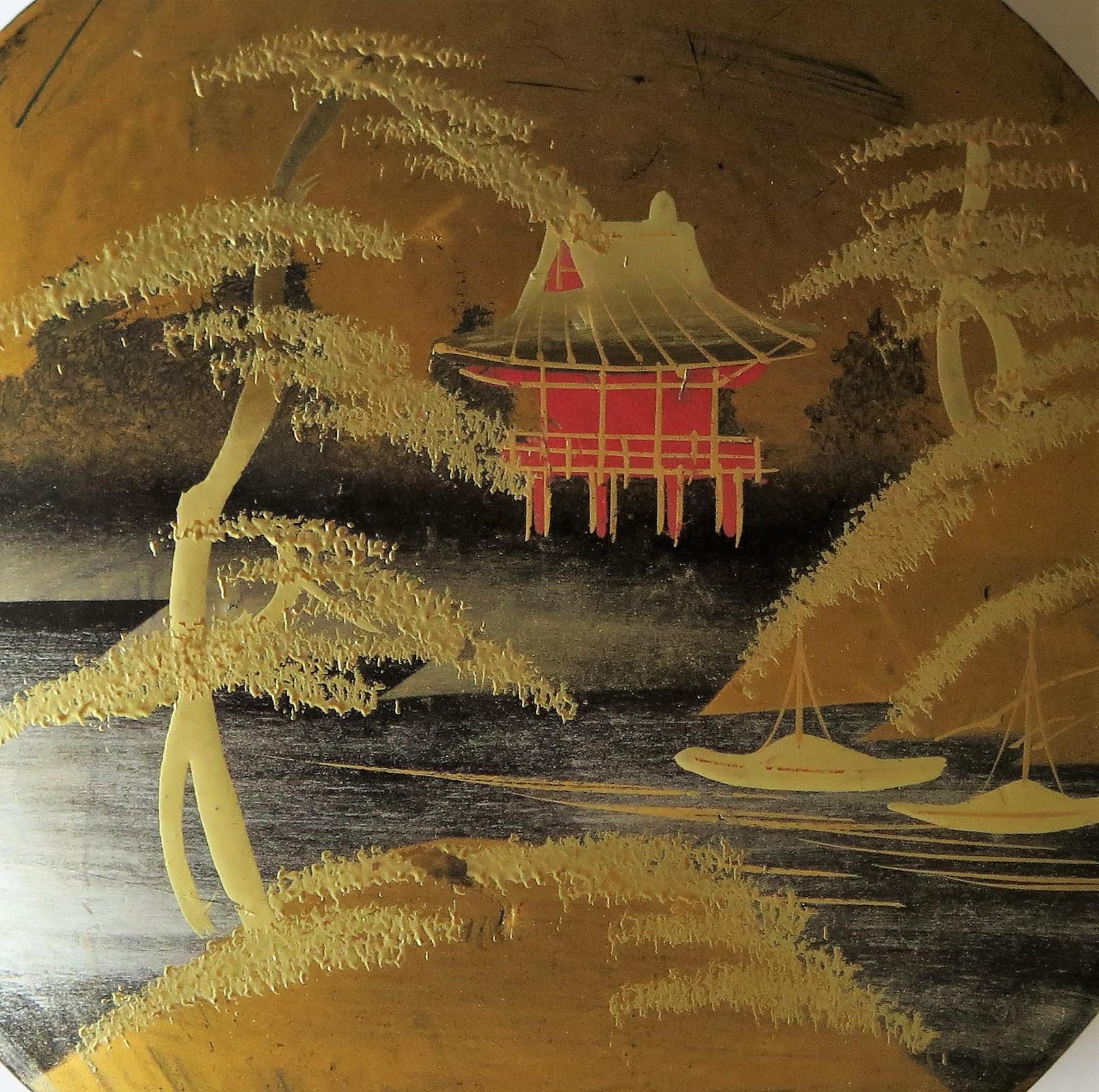 Japanese Laquered Box and Lid Hand Painted Scene, Meiji Period, circa 1900 2