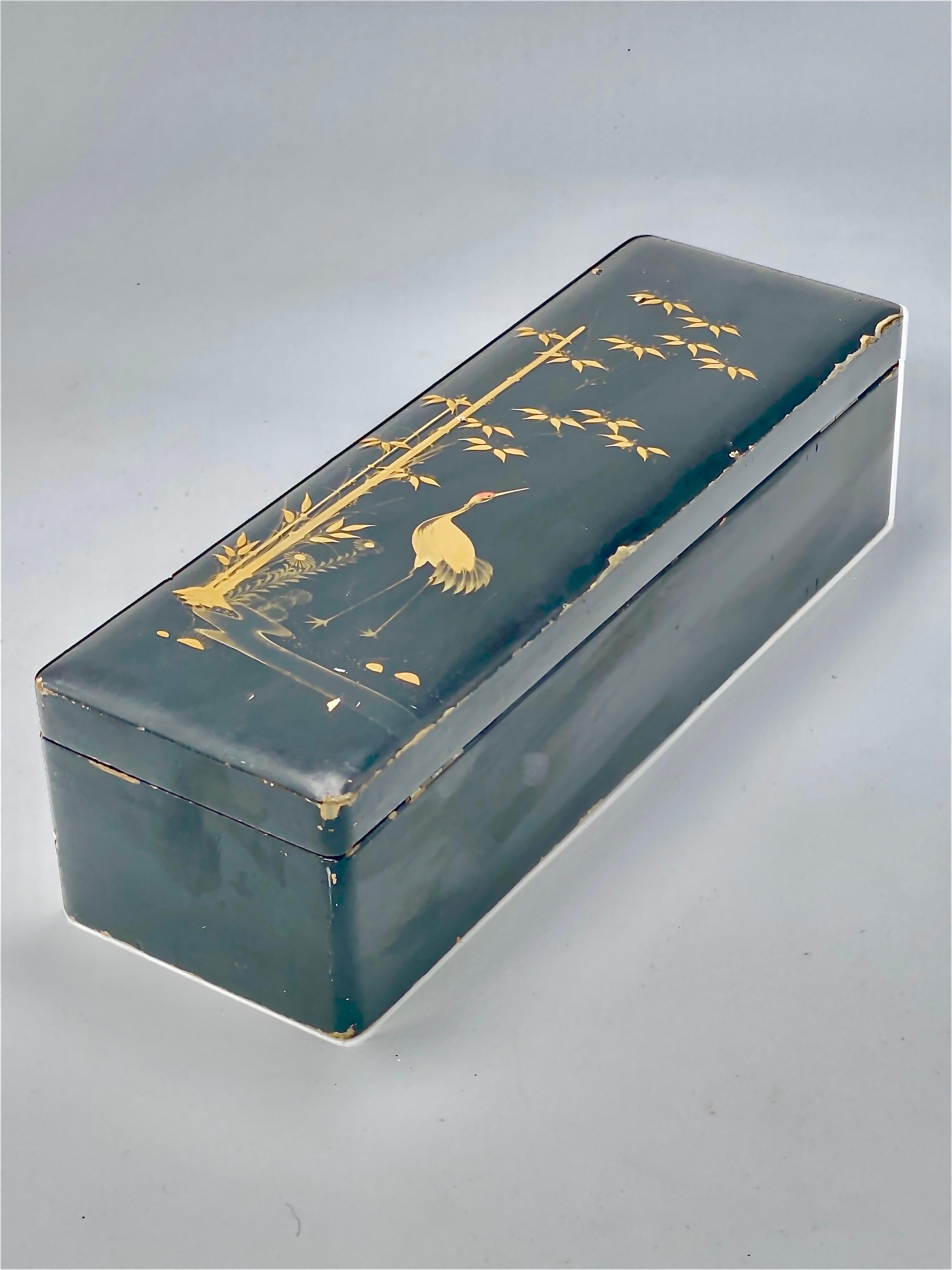 Diese Box ist aus Holz, schwarz lackiert. Mit Verzierung von Vögeln mit Goldfarbe.
Es wurde im 19. Jahrhundert in Japan angefertigt und ist schwarz gefärbt.