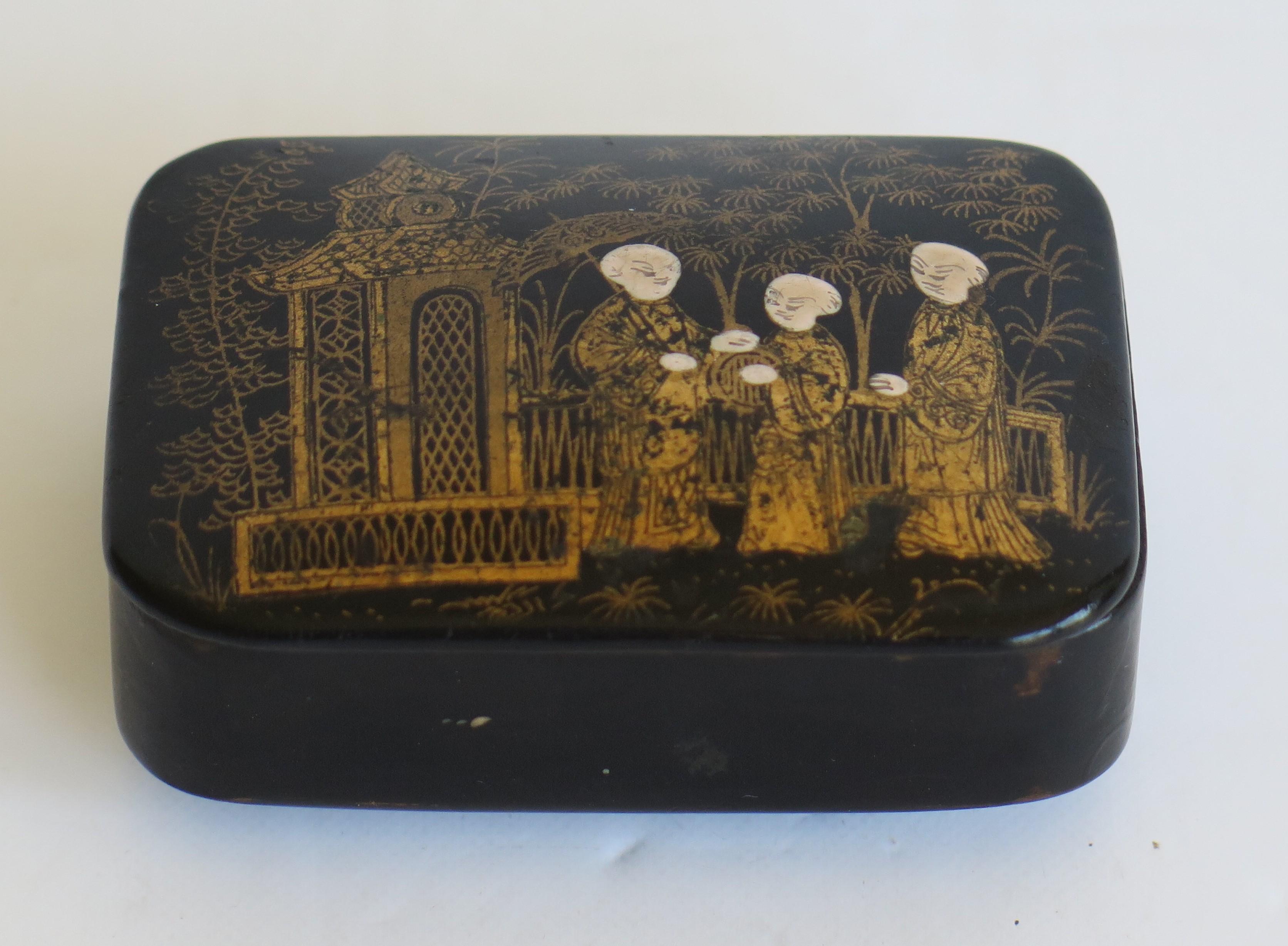 Lacquered Japanese Laquered Box with Hinged Lid hand painted, 19th Century Meiji Period For Sale