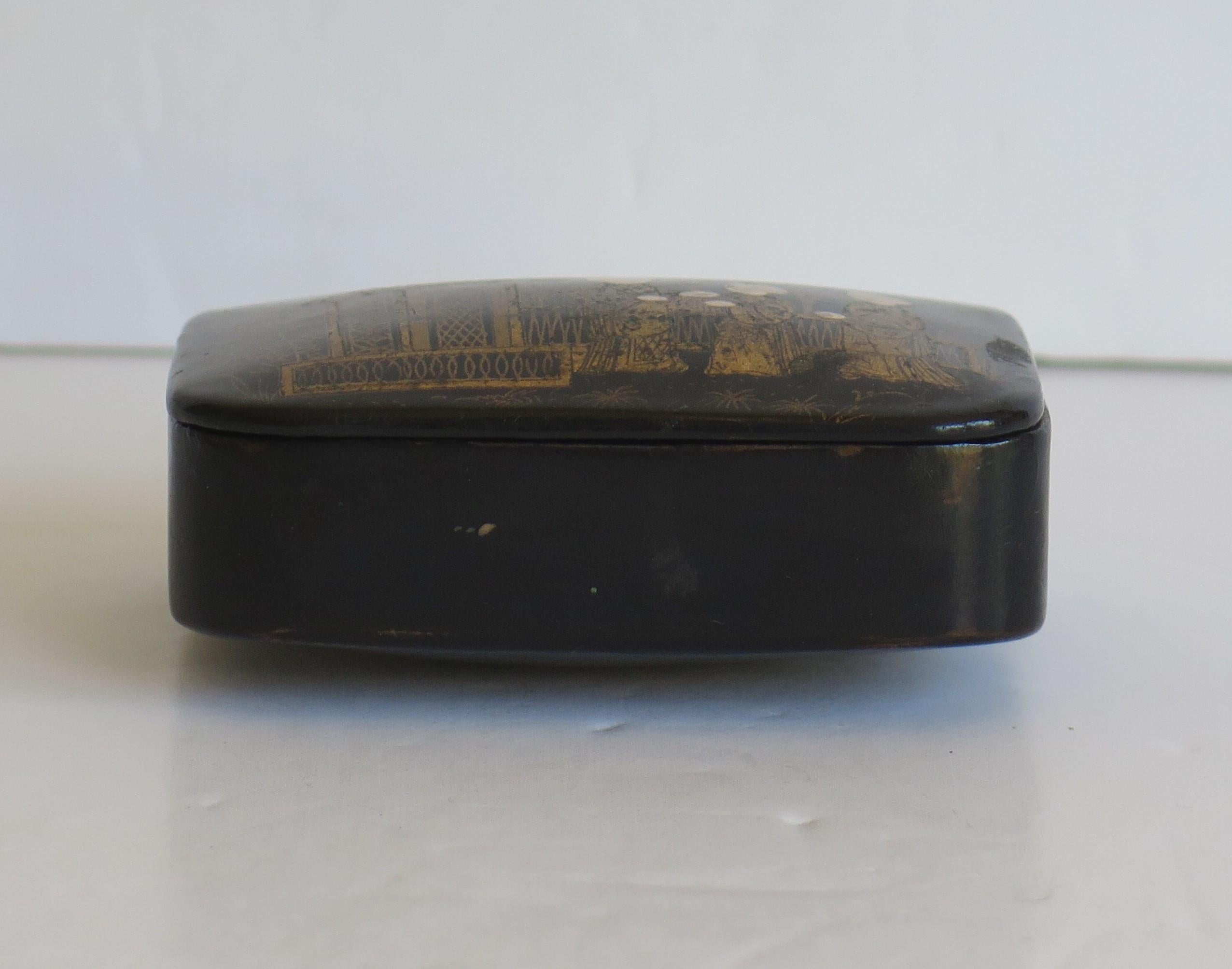 Japanese Laquered Box with Hinged Lid hand painted, 19th Century Meiji Period In Good Condition For Sale In Lincoln, Lincolnshire