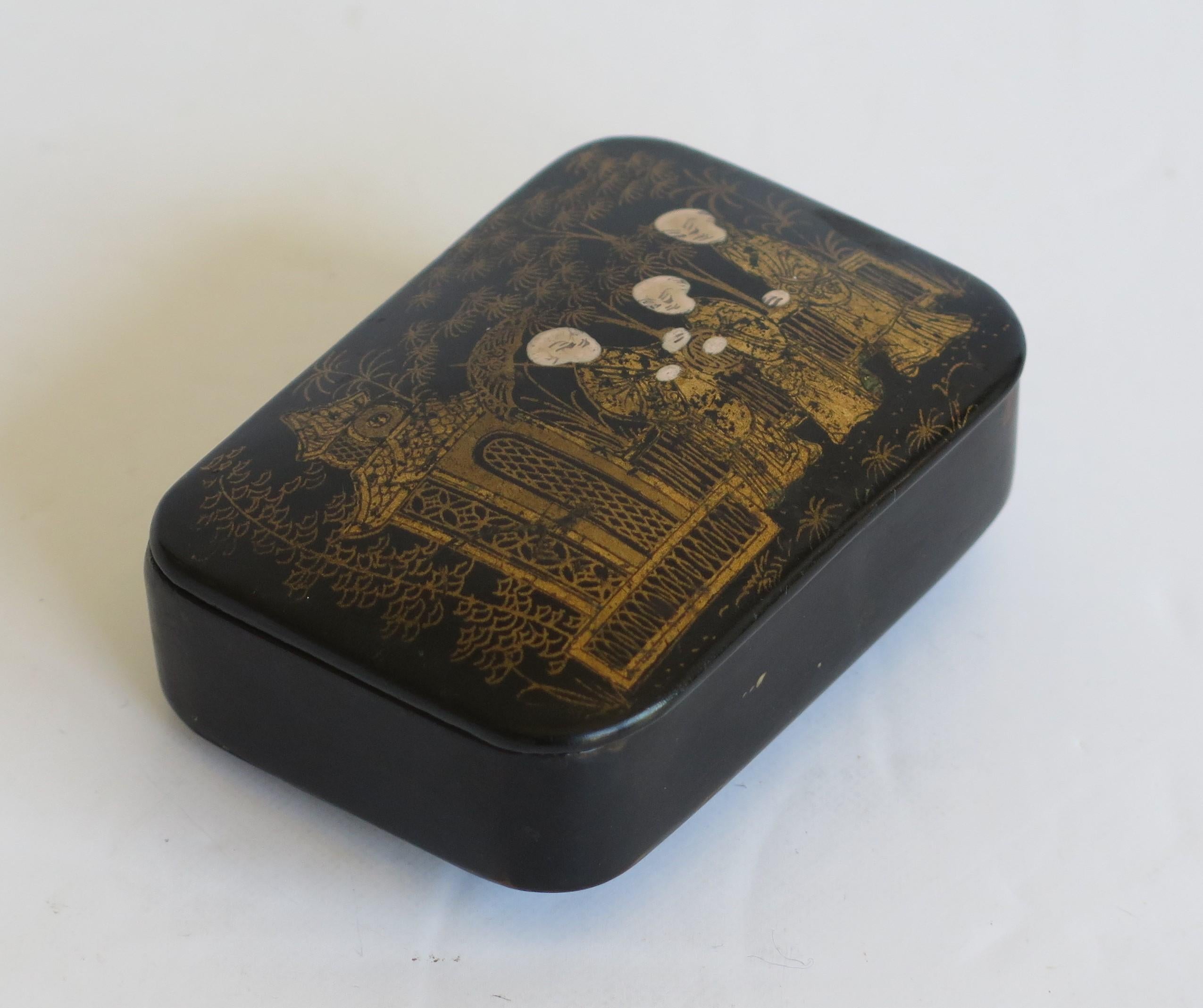 Paper Japanese Laquered Box with Hinged Lid hand painted, 19th Century Meiji Period For Sale
