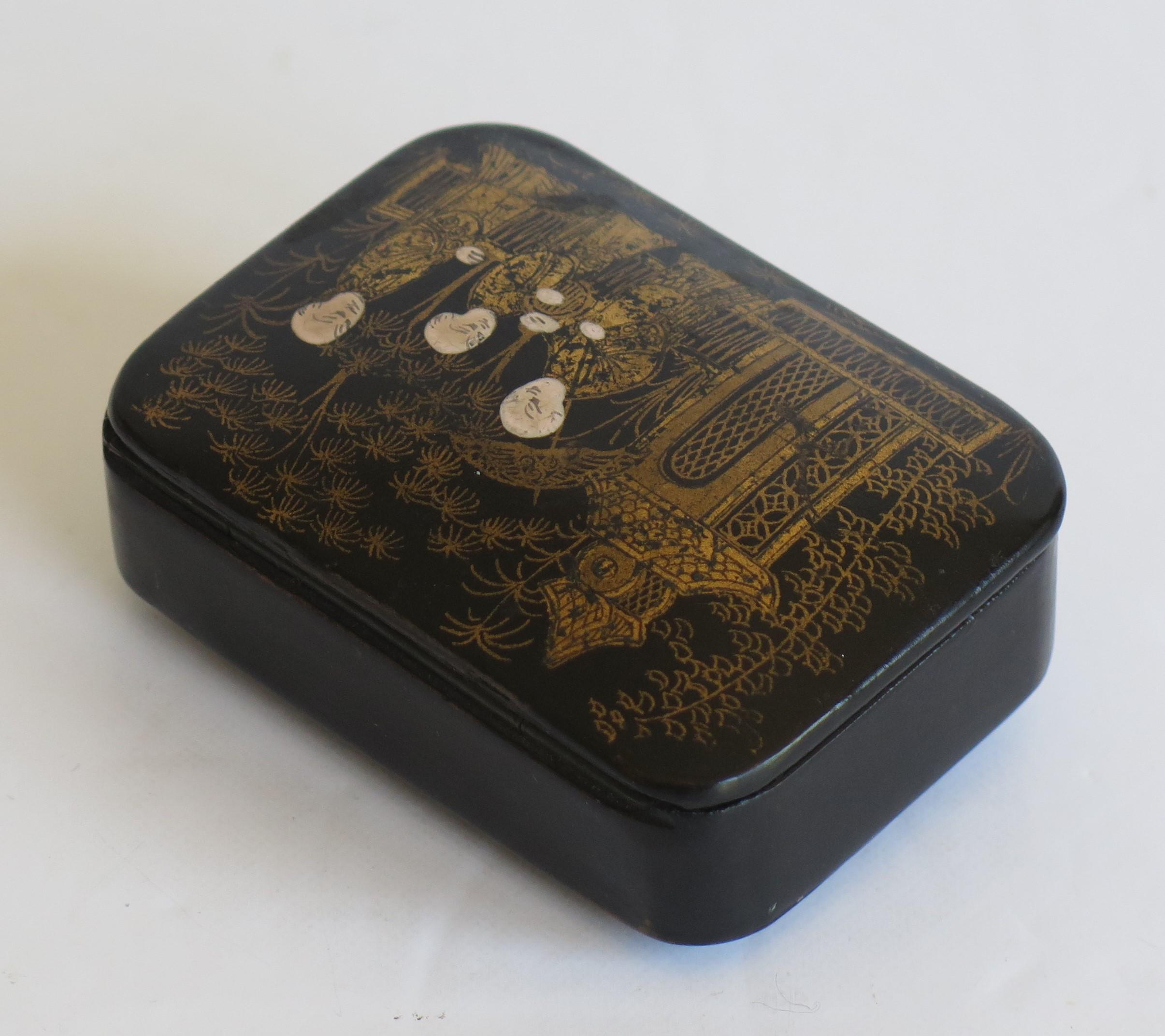 Japanese Laquered Box with Hinged Lid hand painted, 19th Century Meiji Period For Sale 1